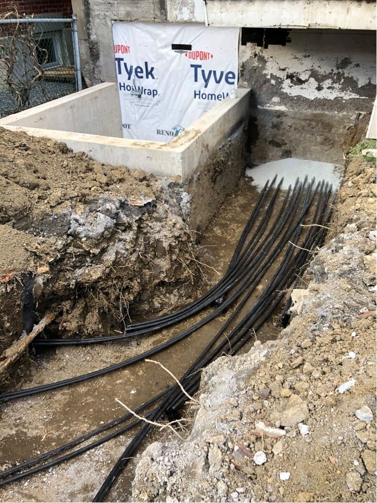Les tuyaux qui font circuler le liquide entre la thermopompe et le système circulaire à 150 pieds sous le sol