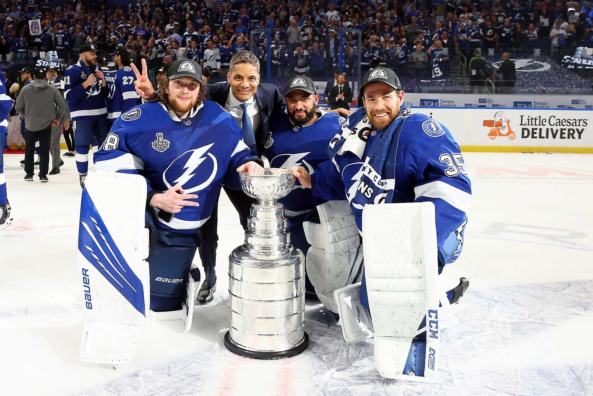 Entraîneur des gardiens de but chez le Lightning, le Québécois Frantz Jean a célébré la conquête avec ses protégés Andrei Vasilevskiy, Christopher Gibson et Curtis McElhinney, mercredi soir.