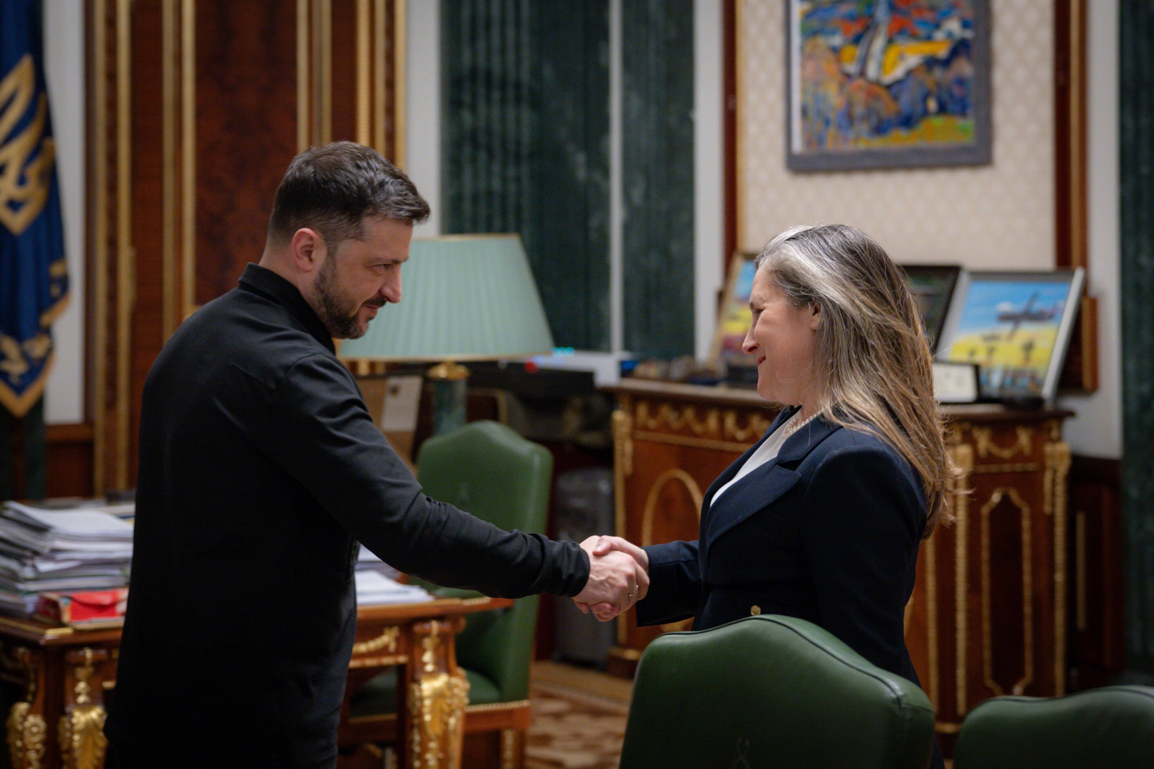 Le président ukrainien Volodymyr Zelensky a annoncé la nomination de Chrystia Freeland à titre de conseillère au développement économique.
