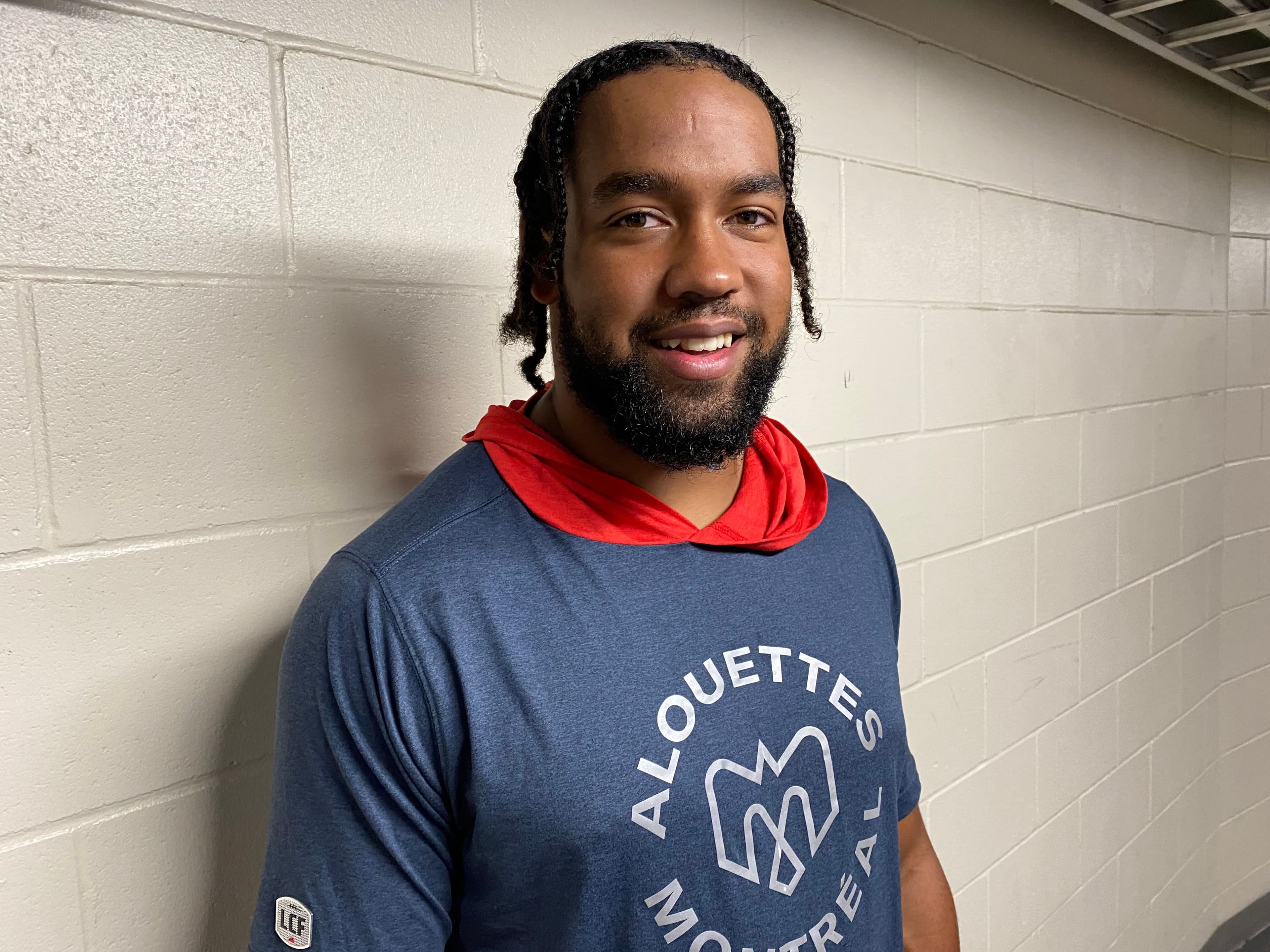Le Québécois Geoffrey Cantin-Arku était souriant, le jeudi 6 juin 2024 à Winnipeg, après la victoire des Alouettes de Montréal à son premier match en carrière dans la Ligue canadienne de football.