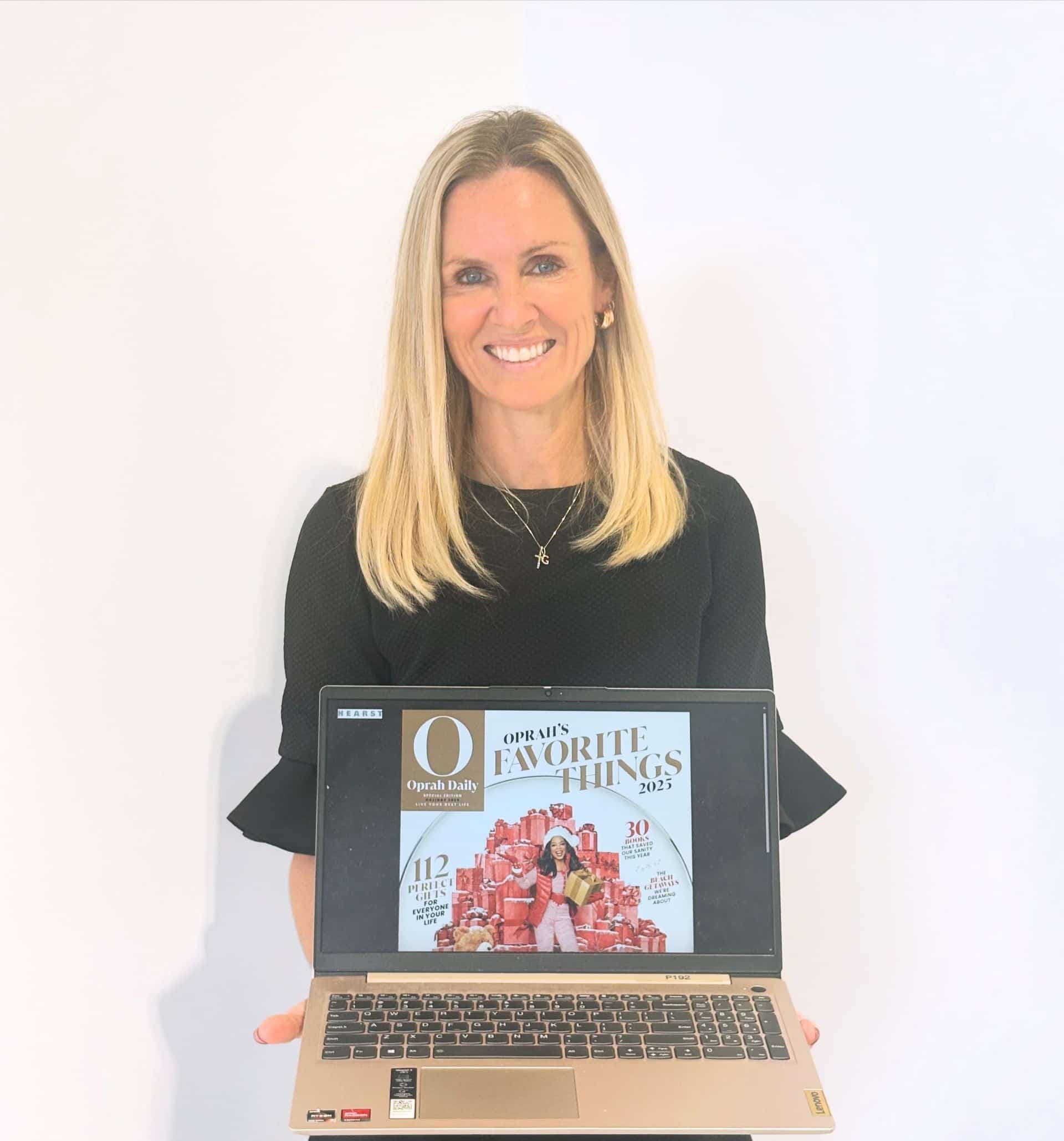 Geneviève Grégoire, copropriétaire de la marque Caracol, montre la première page du prochain magazine d'Oprah Winfrey, publié le 11 novembre, où ses gants se trouvent dans ses coups de cœur.