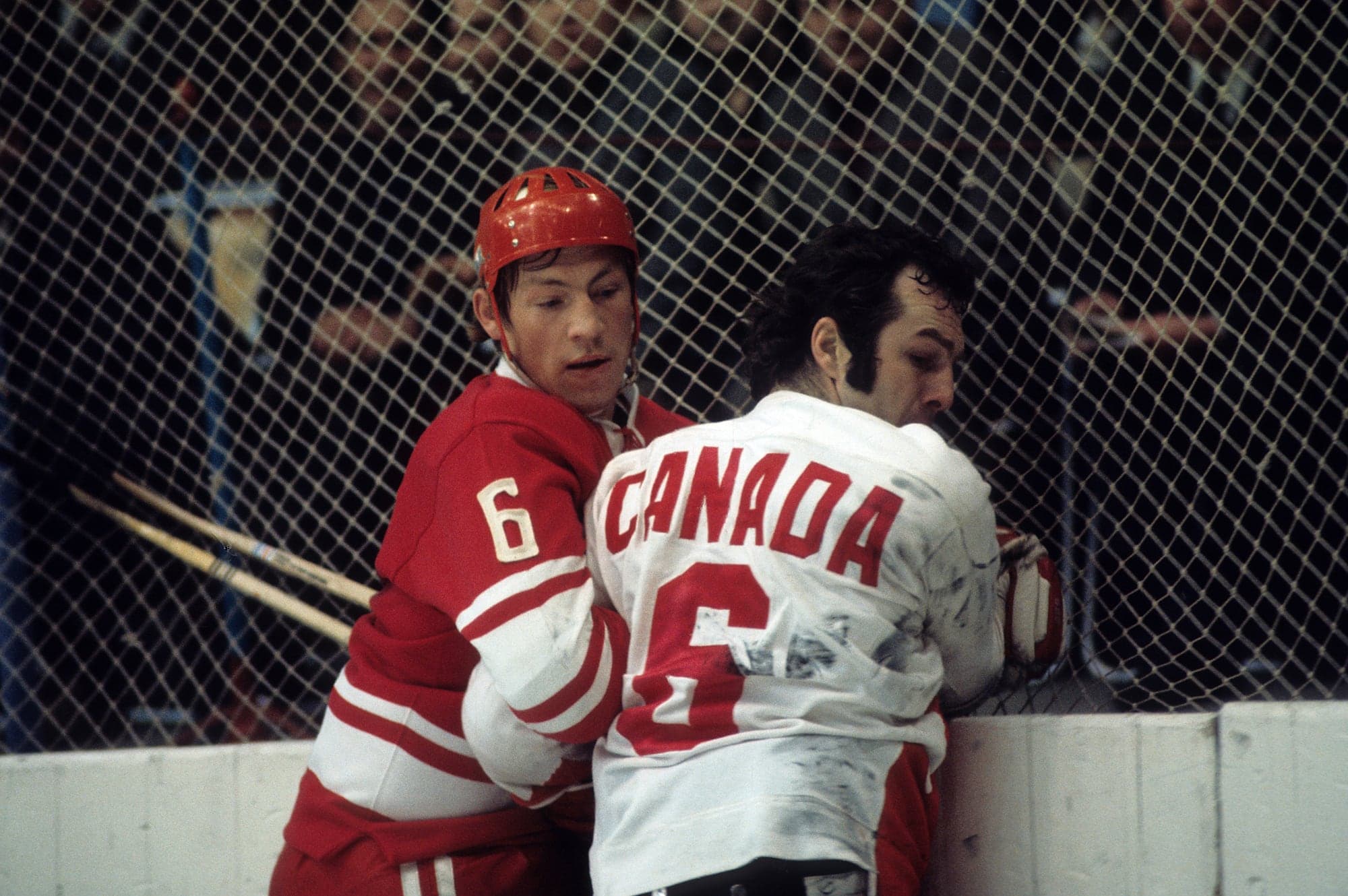 Valeri Vasiliev (à gauche) et Ron Ellis (à droite) bataillaient pour l’obtention de la rondelle lors d’un match présenté au Palais des sports de Moscou en septembre 1972.