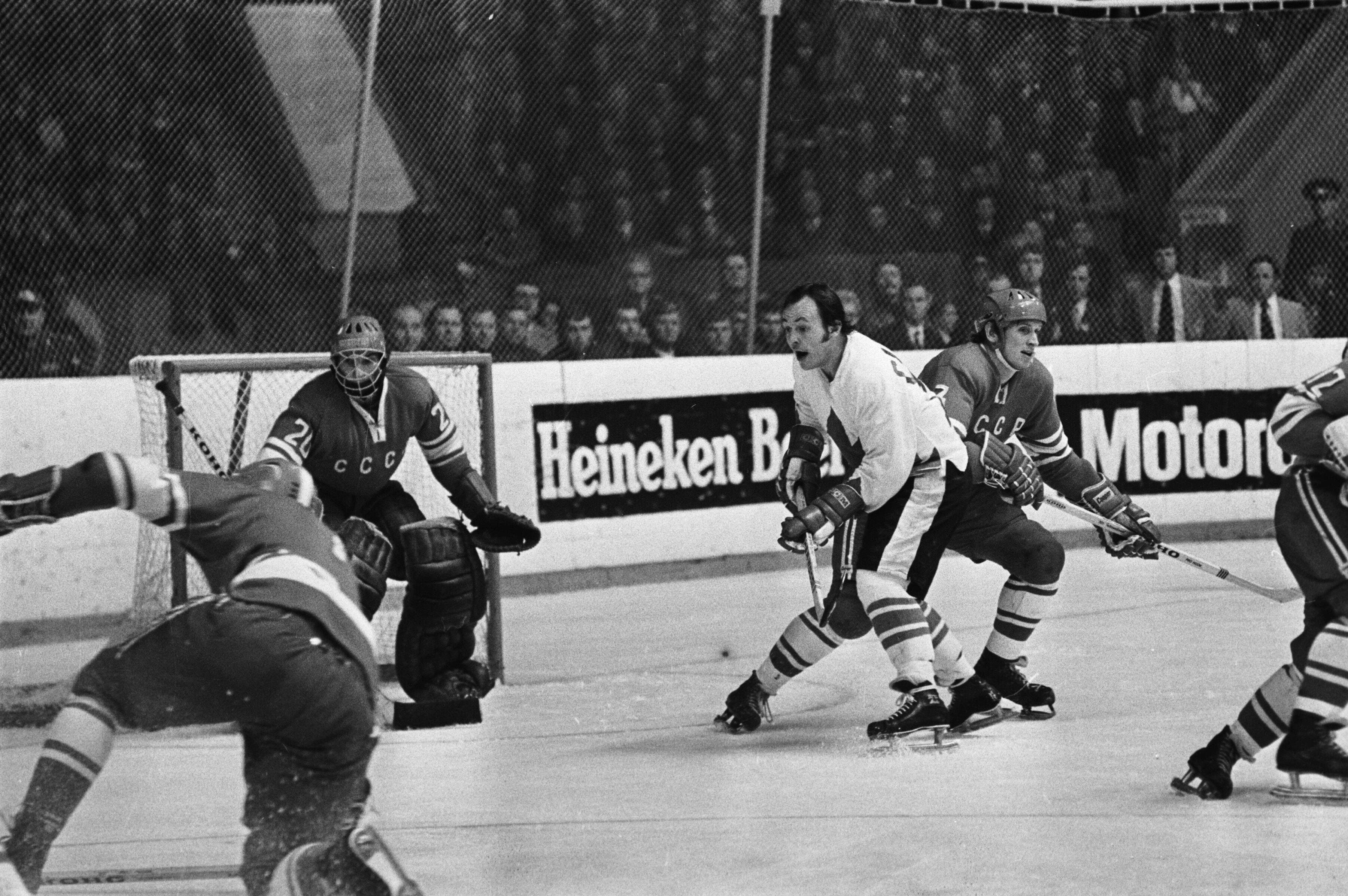 Dans un match présenté dans l’hostile Palais des sports de Moscou, Yvan Cournoyer bourdonne autour du filet défendu par Vladislav Tretiak.