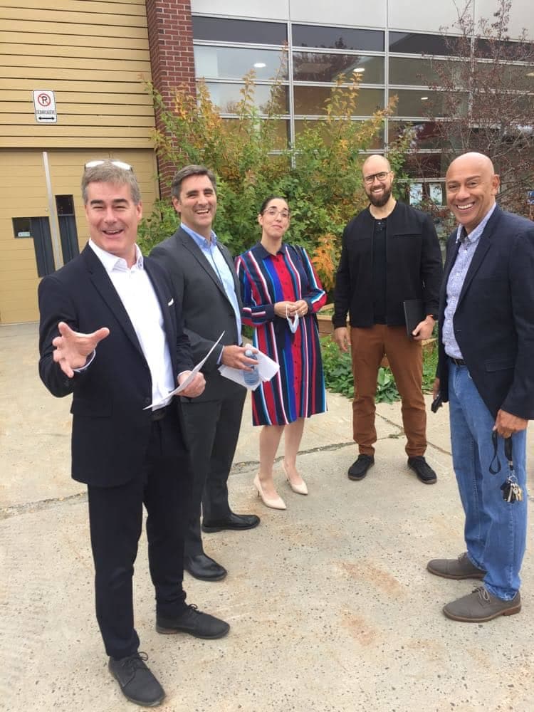 Jean-François Gosselin, chef de Québec 21, était entouré de plusieurs de ses candidats, lors d’une annonce, jeudi.