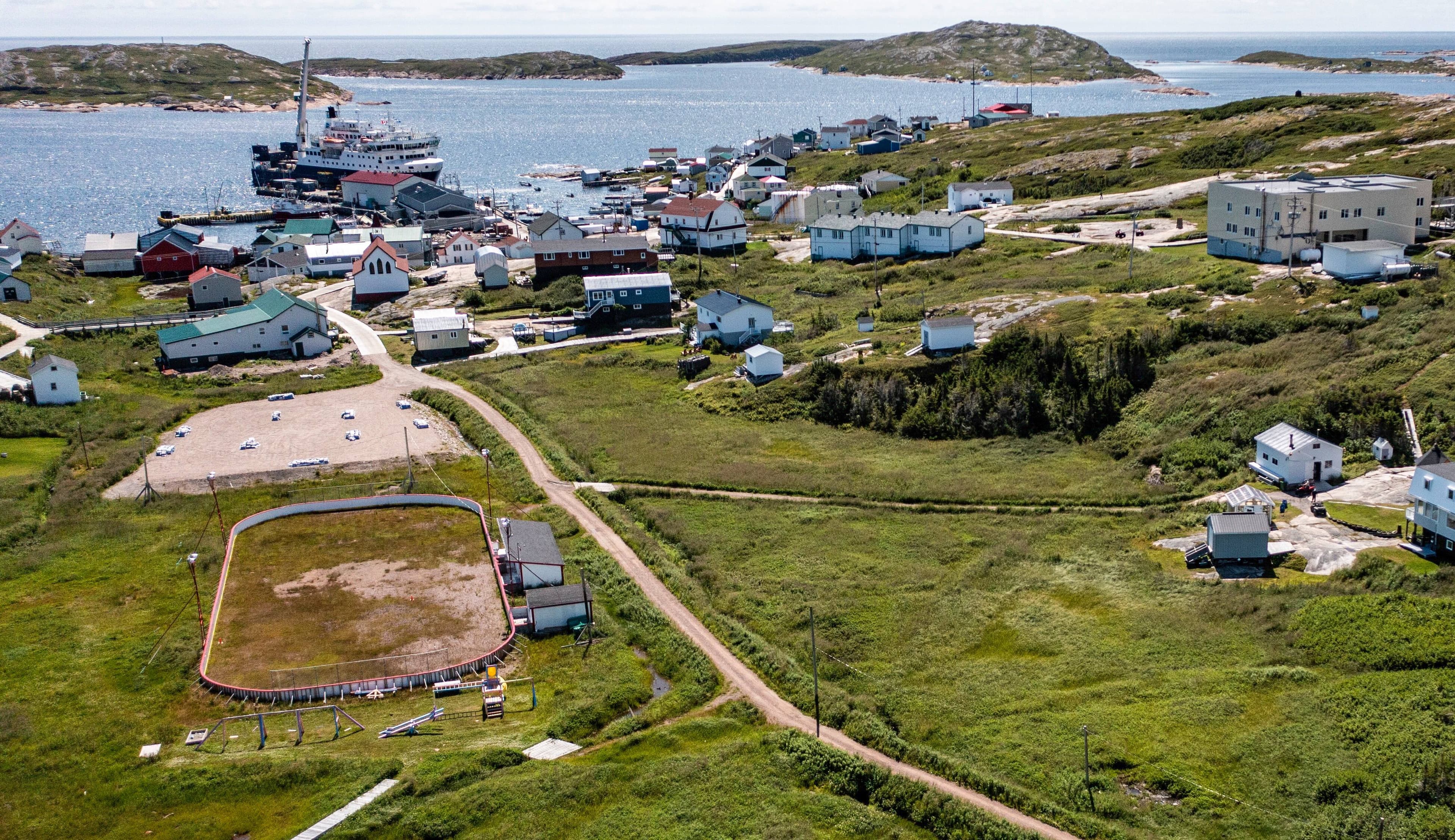 Le village de Harrington Harbour, sur la Basse-Côte-Nord, ne compte aucun aréna couvert, mais simplement une patinoire extérieure. C’est sur cette île qu’habitent Kelly et Miguel Bobbitt, qui, le jeudi 29 janvier 2026, au Centre Bell, ont assisté au match entre le Canadien et l’Avalanche du Colorado, à Montréal.