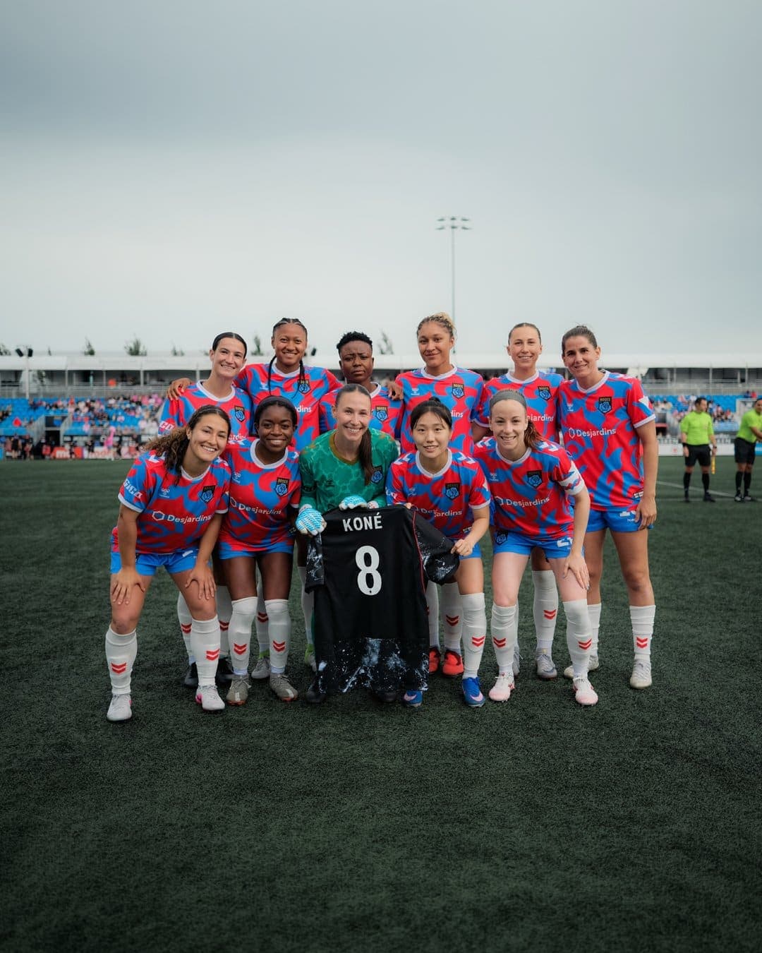 Les Roses de Montréal ont rendu un hommage au joueur canadien Ismaël Koné avant leur match du dimanche 21 juin face au Wild de Calgary au Stade Boréale, en Super Ligue du Nord.