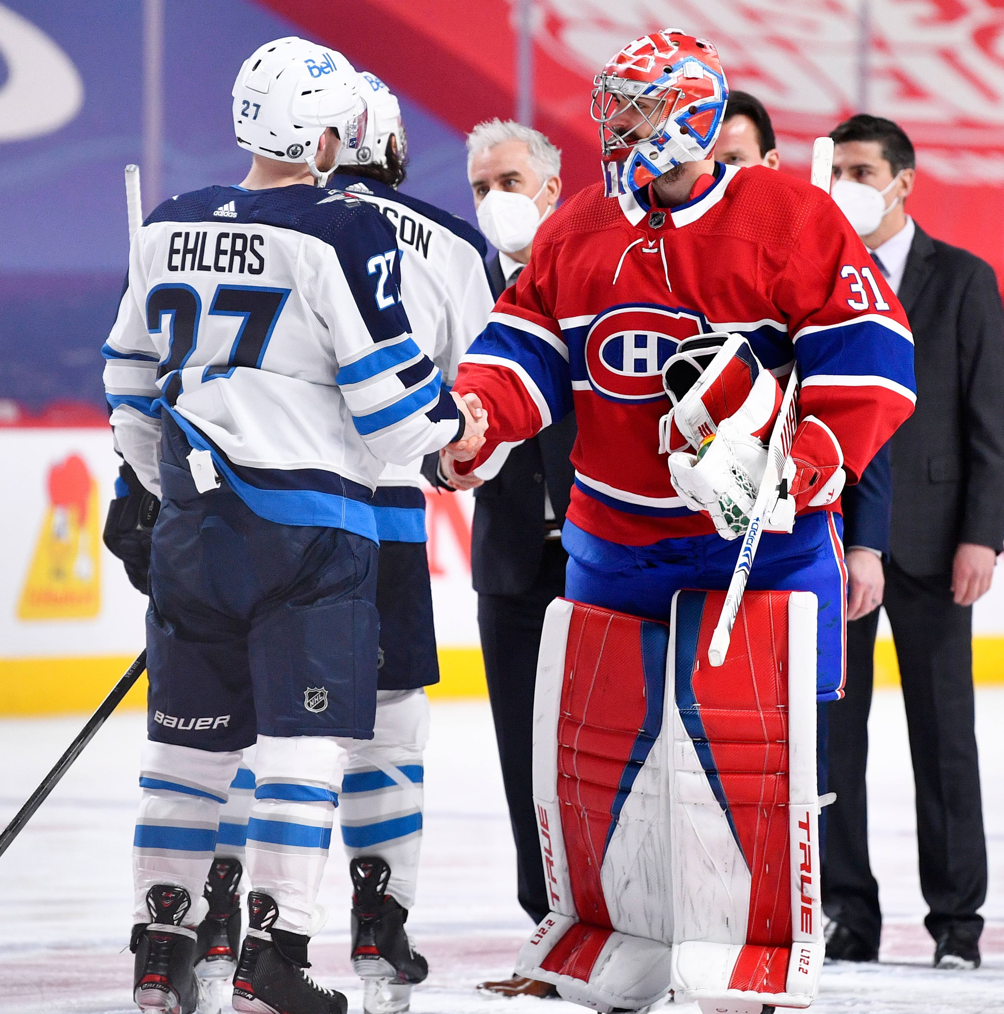 Carey Price, louangé par les joueurs et entraîneurs des Jets, serre la main de Nikolaj Ehlers.