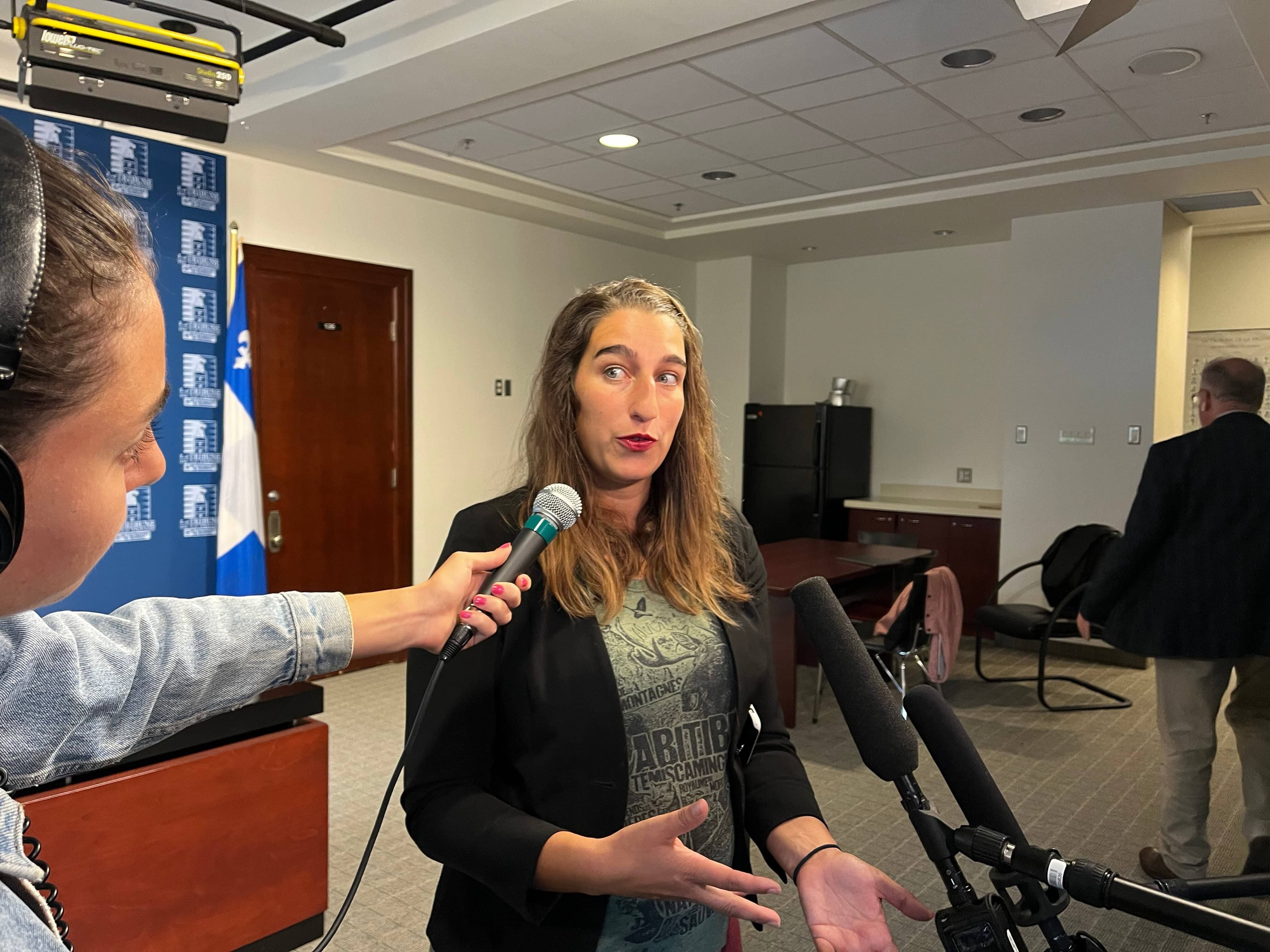La députée solidaire de Rouyn-Noranda-Témiscamingue a réagi au plan présenté par la Fonderie Horne pour réduire ses émissions d'arsenic, devant les membres de La Presse parlementaire, à Québec.