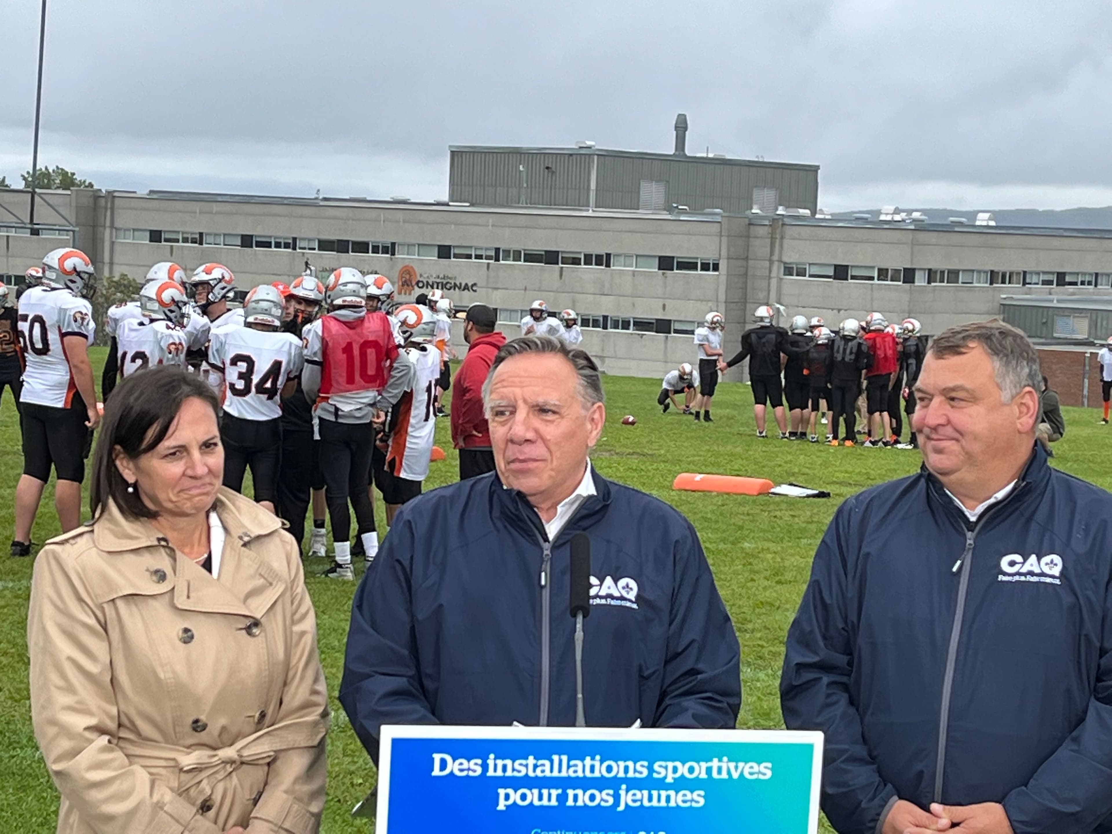 François Legault s'est adressé, mardi, à de jeunes joueurs de football de Lac-Mégantic en marge d'une annonce sur les infrastructures sportives.