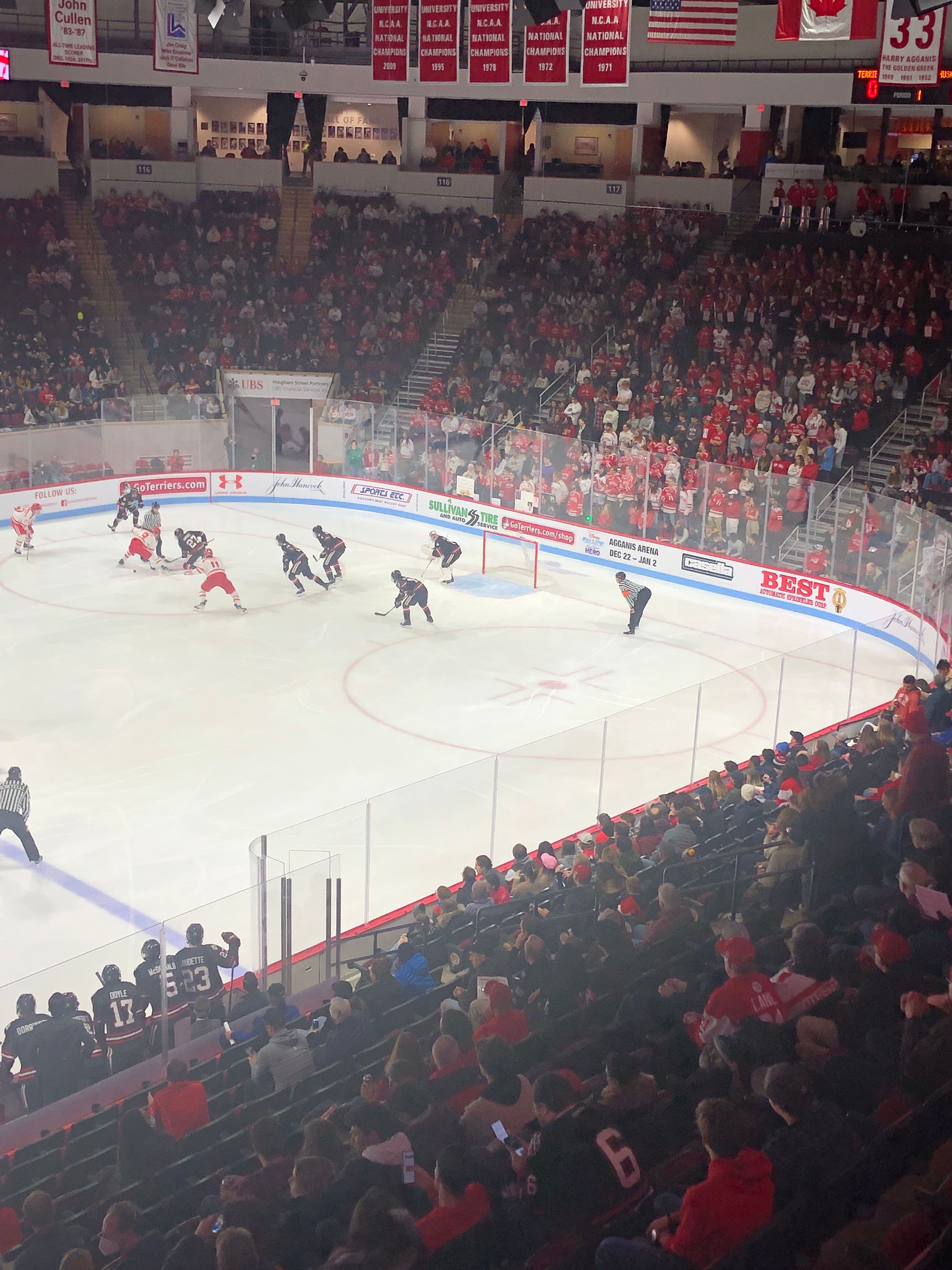 L'Agganis Arena, domicile des Terriers de l'Université de Boston, compte plus de 7000 sièges.