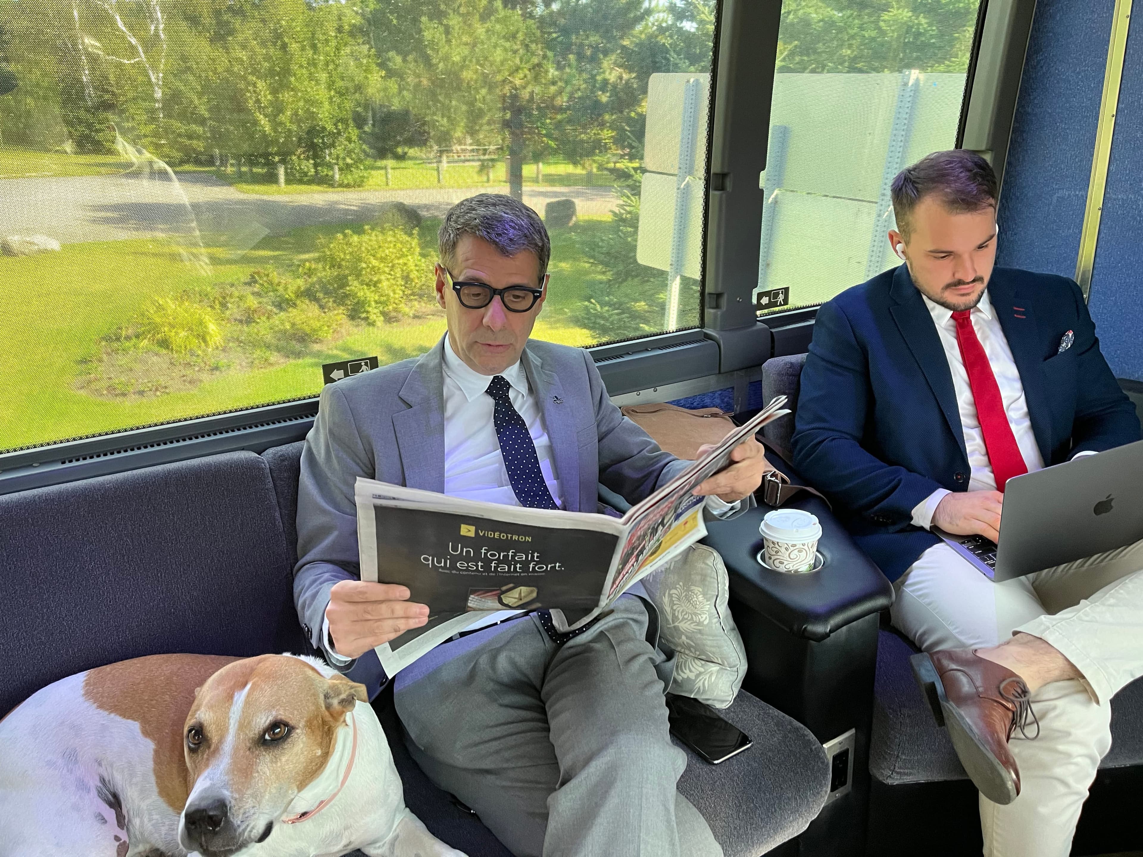 Éric Duhaime lit Le Journal accompagné de son chien Mia.