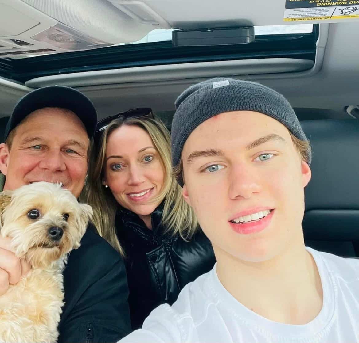 Connor Bedard et ses parents, Thom et Melanie.