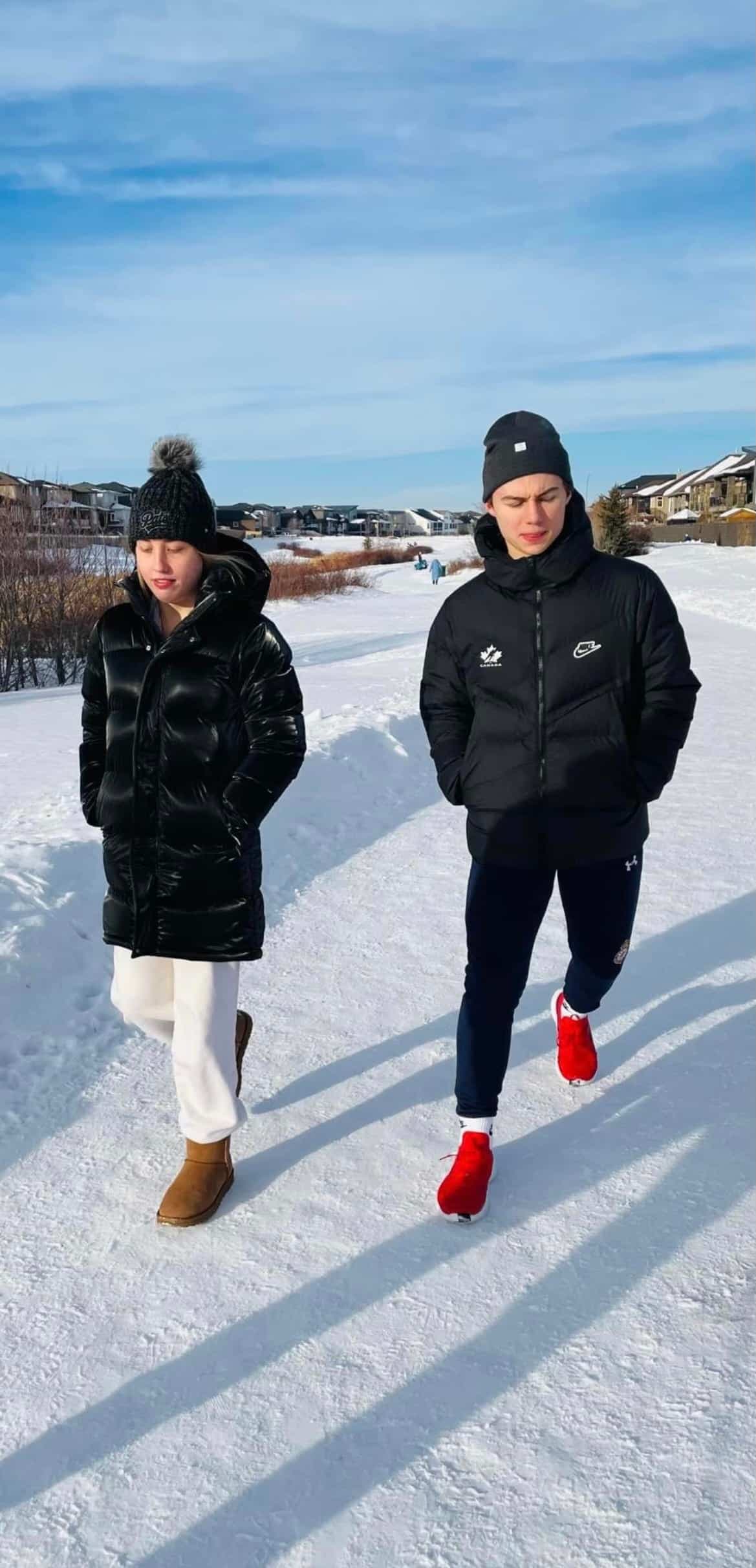 Connor Bedard et sa soeur Madison, avec qui il entretient une solide relation.