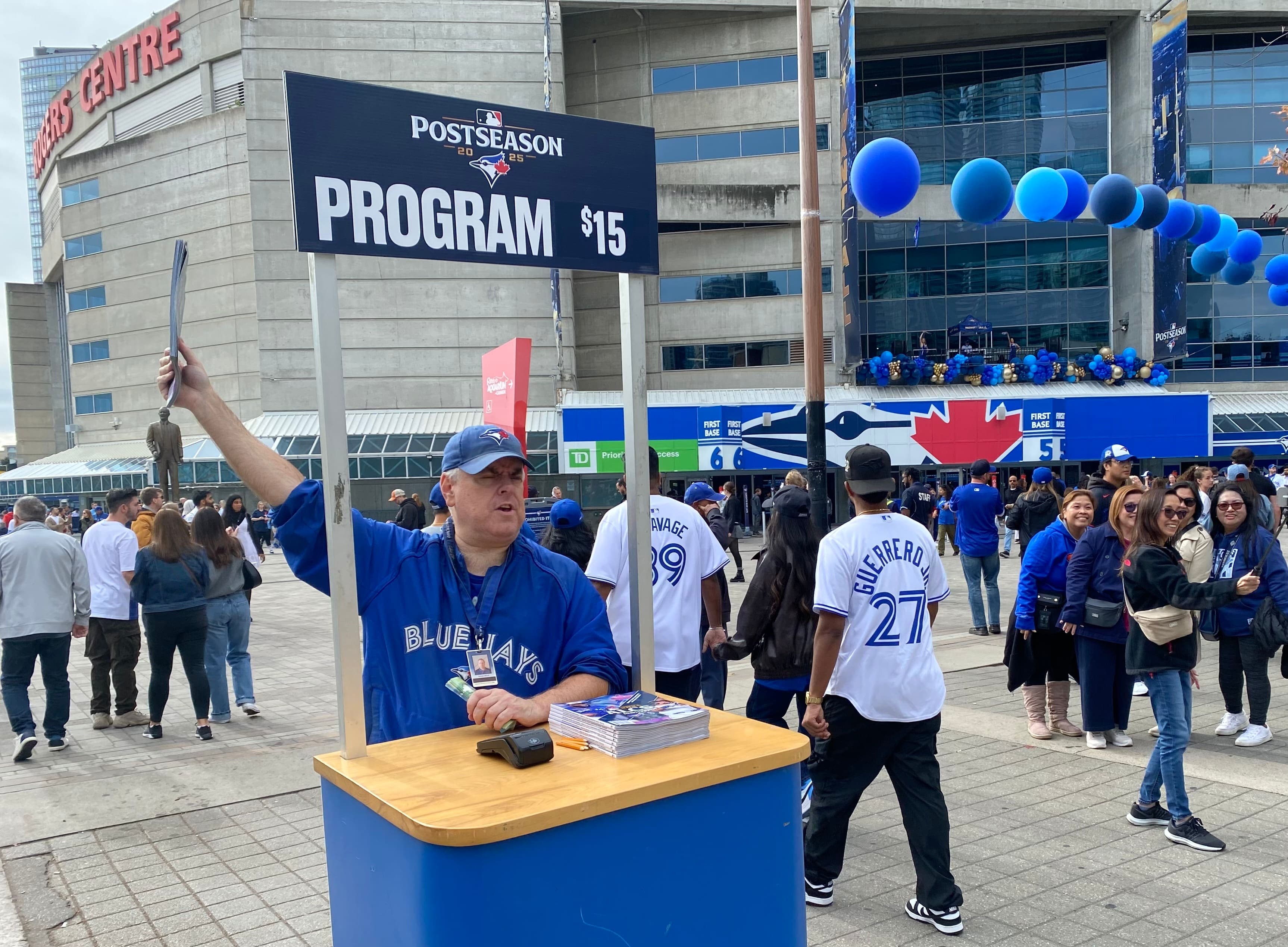 Ambiance autour du Rogers Centre, à Toronto, avant le deuxième match de la série de championnat de la Ligue américaine, le lundi 13 octobre 2025, entre les Blue Jays et les Mariners de Seattle.