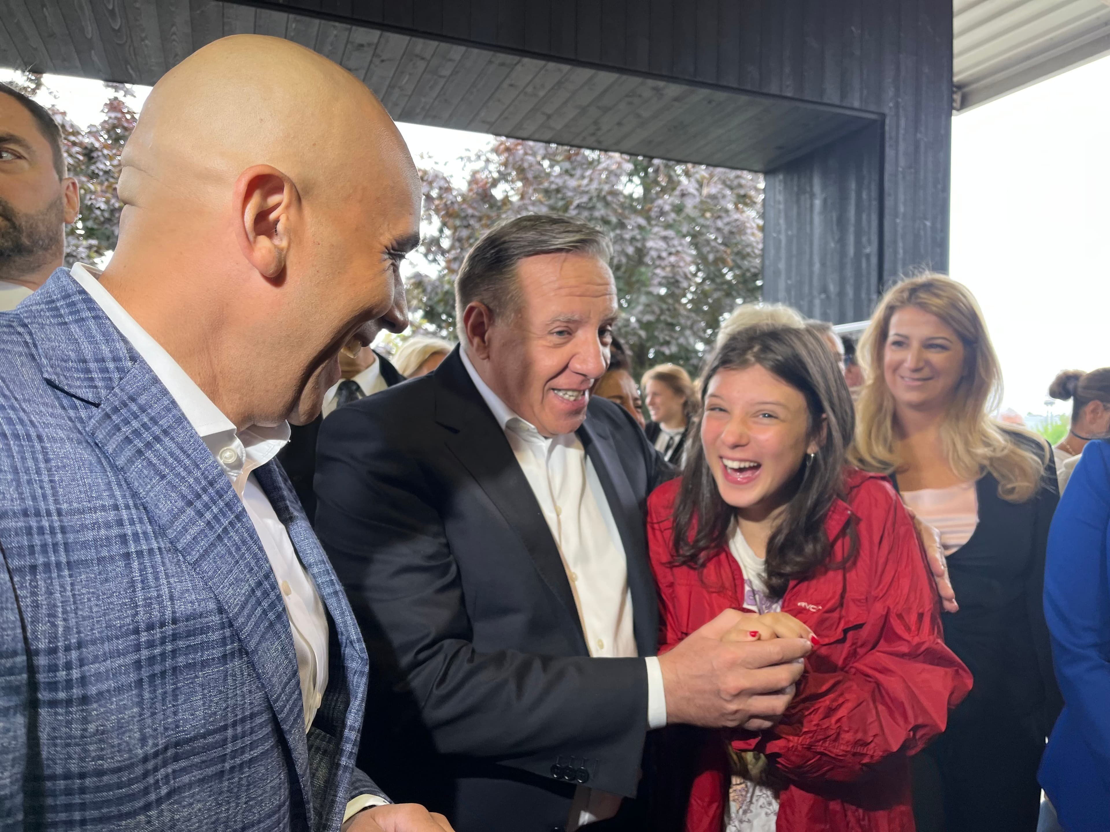 Le chef caquiste François Legault s'est offert un bain de foule au Marché 440 de Laval, en compagnie de son député sortant et candidat dans la circonscription de Sainte-Rose, Christopher Skeete.