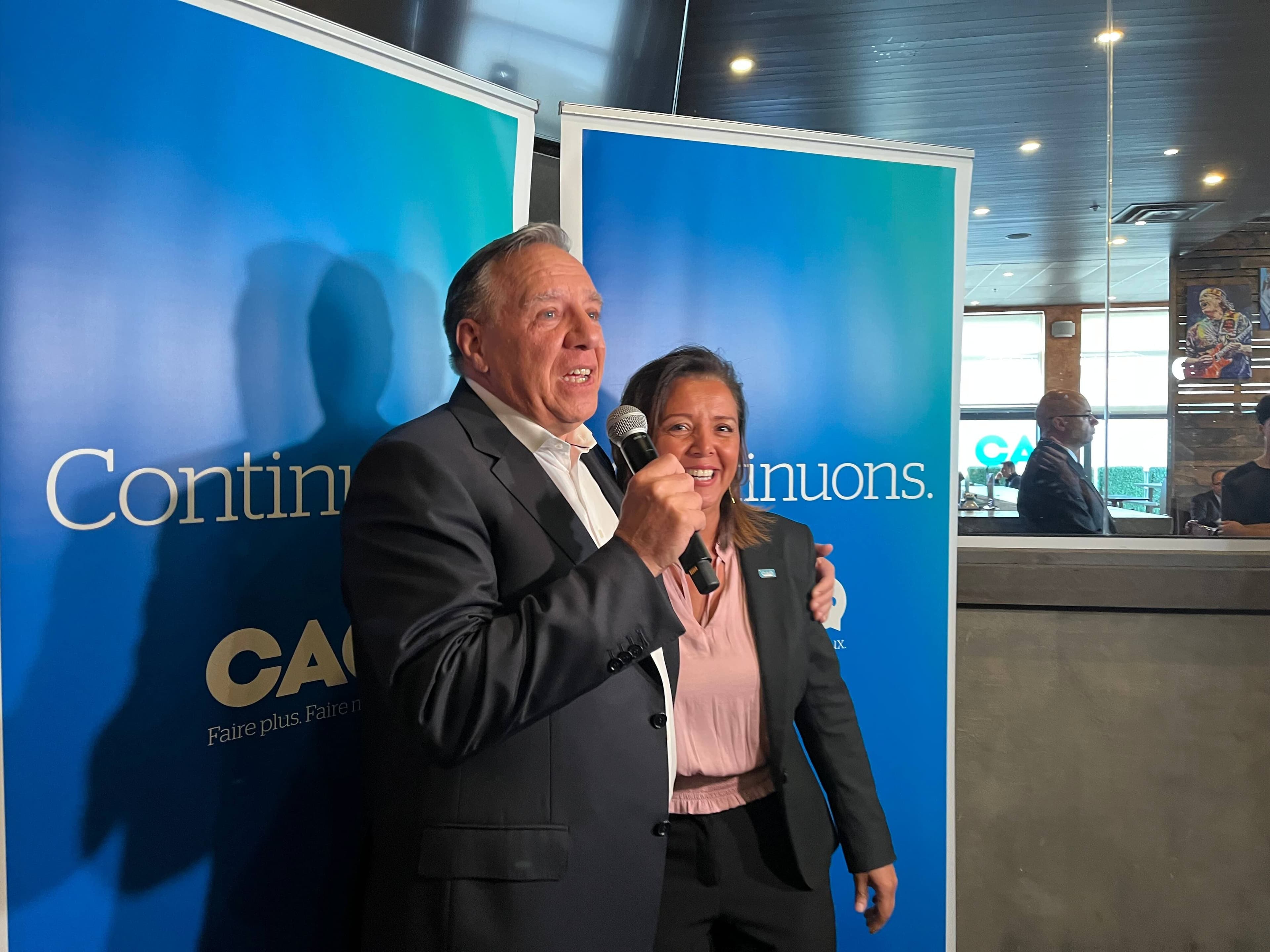 Devant ses militants réunis pour un dîner à Laval, François Legault, que l'on voit ici aux côtés de l'ex-présidente de la CAQ, maintenant candidate dans Fabre, Alice Abou-Khalil, a critiqué sévèrement le cadre financier dévoilé un peu plus tôt par le Parti libéral du Québec.