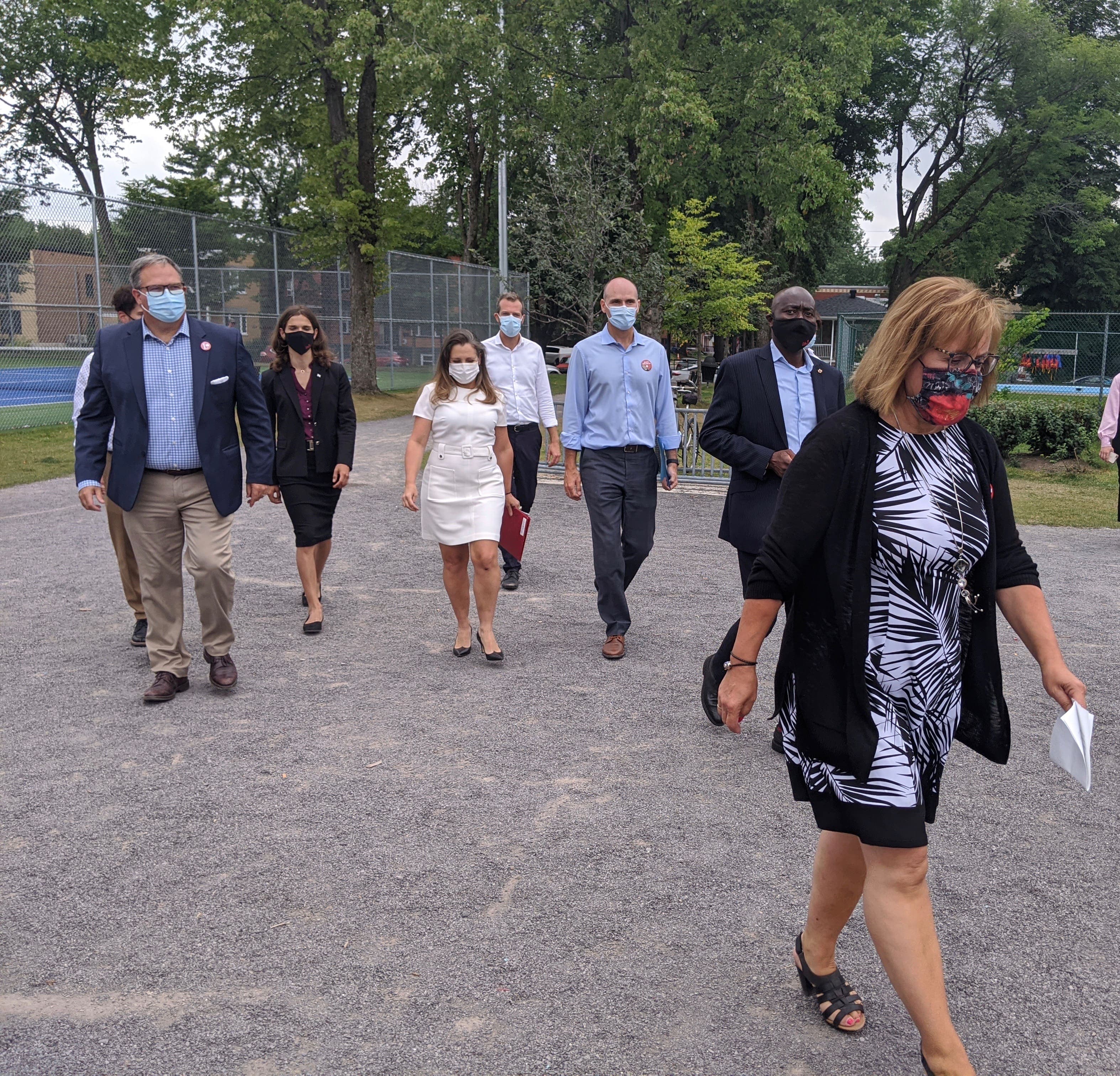 La candidate libérale Chrystia Freeland est de passage à Québec aujourd’hui pour faire campagne. Elle a été accueillie par les candidats de son équipe à son arrivée au parc Bardy. Sur la photo, on peut apercevoir Jean-Yves Duclos, ainsi qu’Ann Gingras (en avant-plan), ex-présidente du Conseil central de Québec–Chaudière-Appalaches, qui fait le saut en politique fédérale.