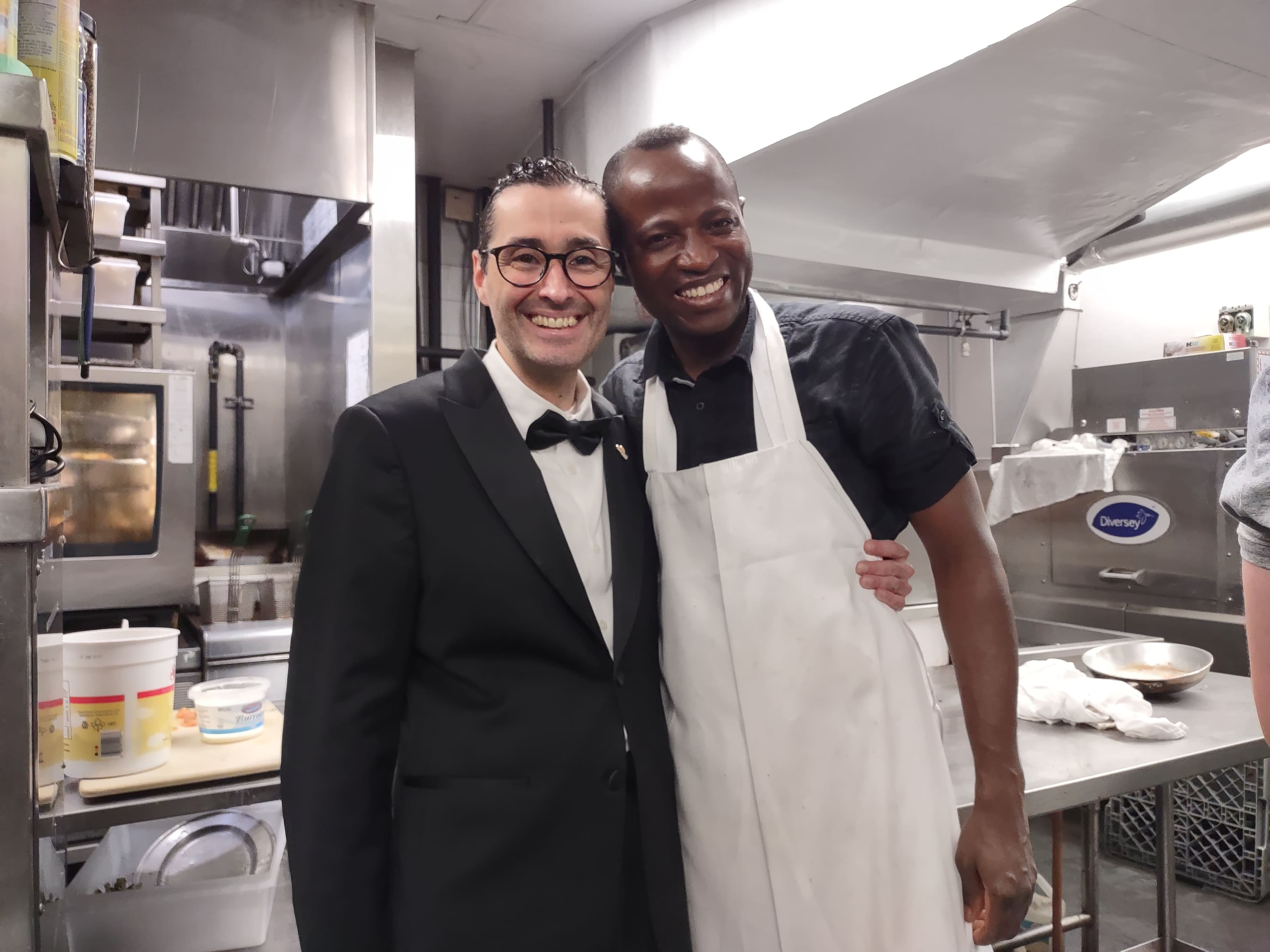 Mathieu Pettigrew et Kaba Keita, au travail ce vendredi soir. «C'est une belle journée mais ce n'était pas comme ça il y a quelques heures», a affirmé le travailleur le sourire aux lèvres, dans la cuisine du restaurant.