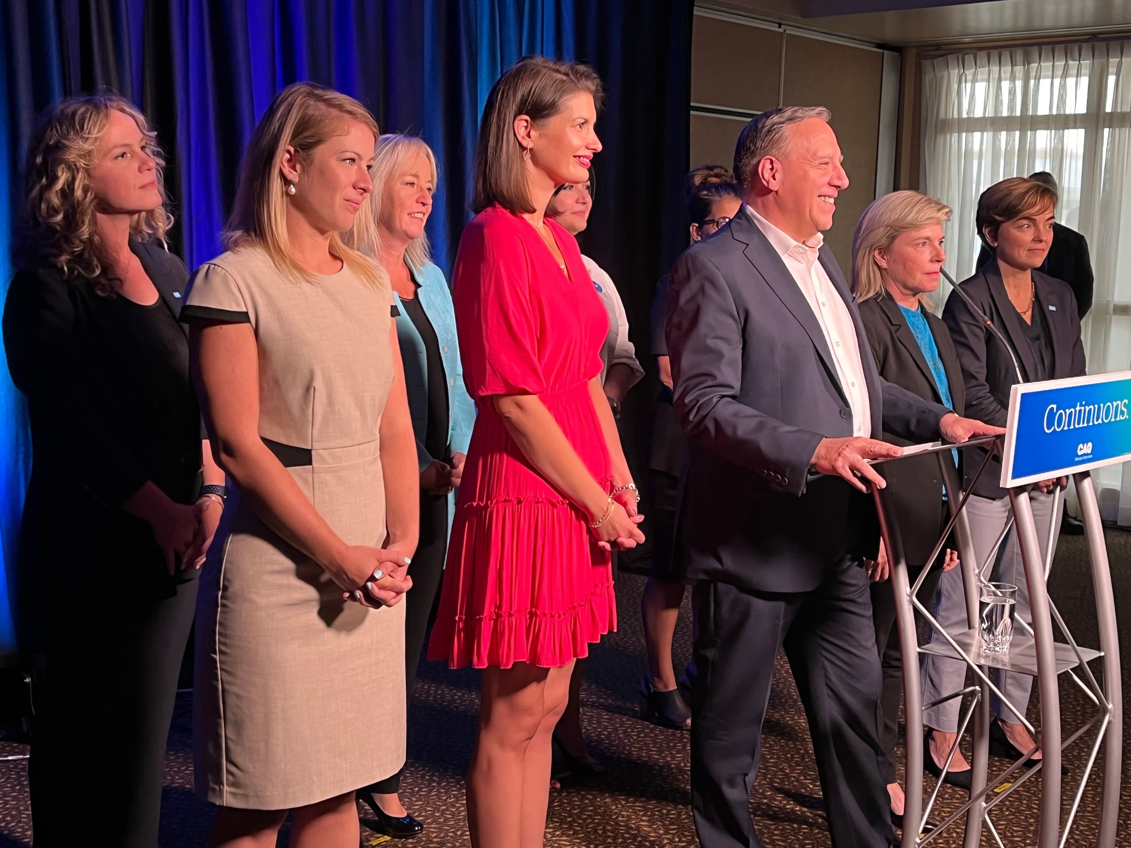 Lors d’un point de presse en marge d’un rassemblement militant à Drummondville, François Legault s’est entouré de plusieurs candidates féminines. « Non seulement on a 55 % de nos candidats qui sont des femmes, mais en plus, c’est des femmes fortes. Dans notre conseil des ministres, on aura aussi la parité, c’est-à-dire 40 à 60 % de femmes », s’est engagé le chef caquiste.