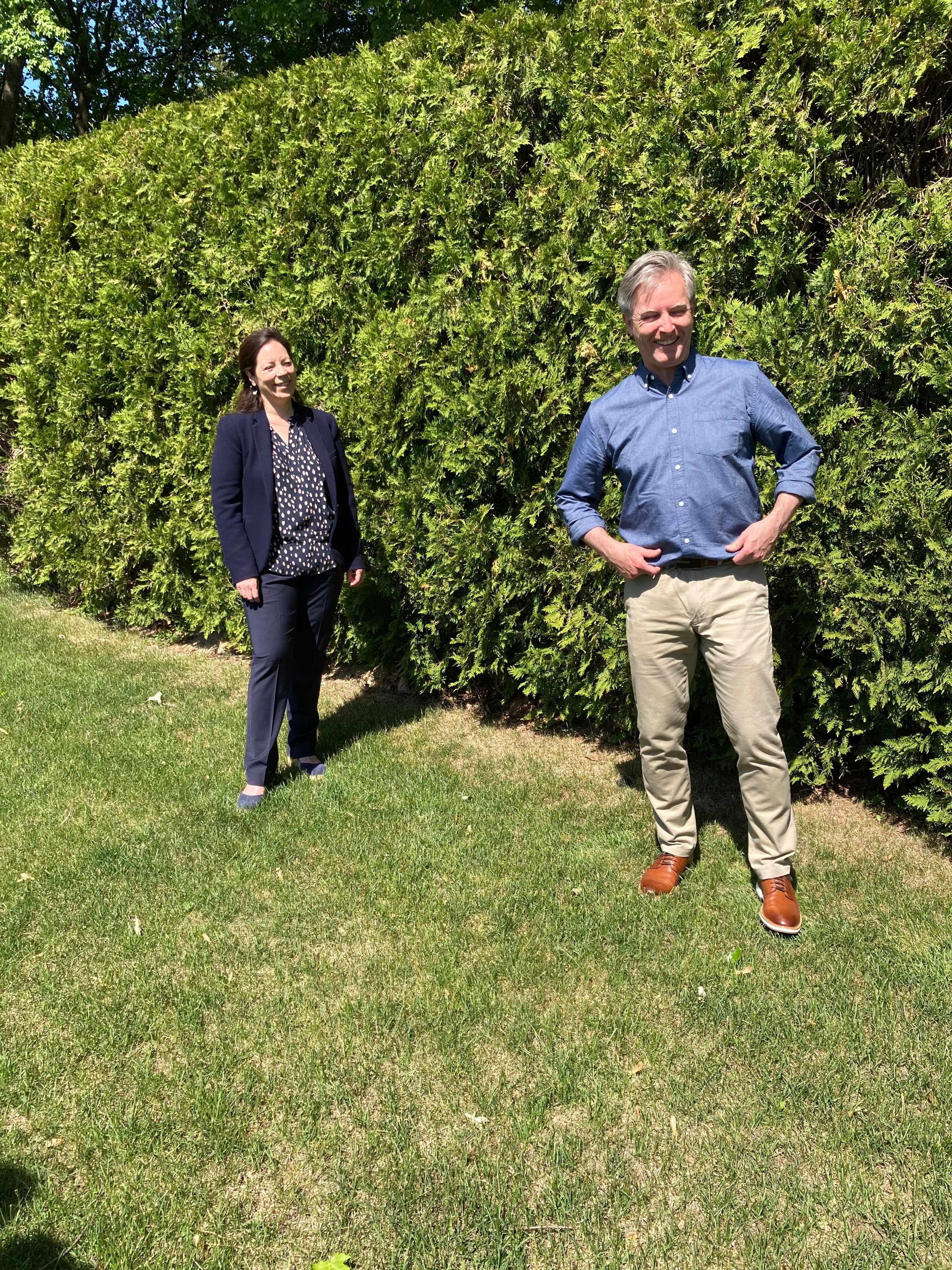 Jean Rousseau, chef de Démocratie Québec, en compagnie de Katia Garon, nouvelle candidate de son parti dans le district de Montcalm–Saint-Sacrement.