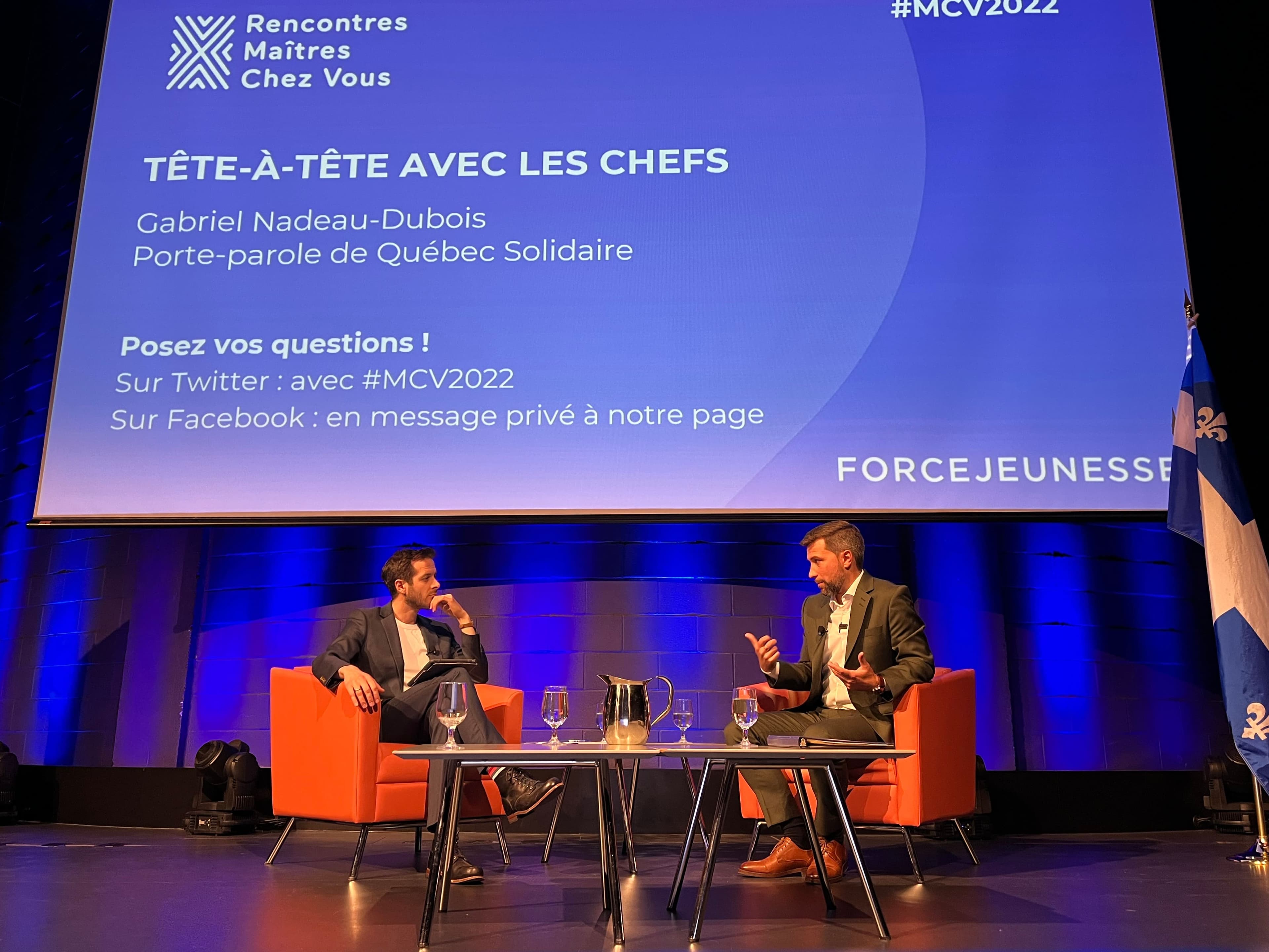 Le porte-parole de Québec solidaire, Gabriel Nadeau-Dubois, a déploré l'absence de François Legault à un événement de Force Jeunesse auquel tous les chefs étaient conviés. La CAQ avait plutôt dépêché Geneviève Guilbault pour s'adresser aux jeunes présents.