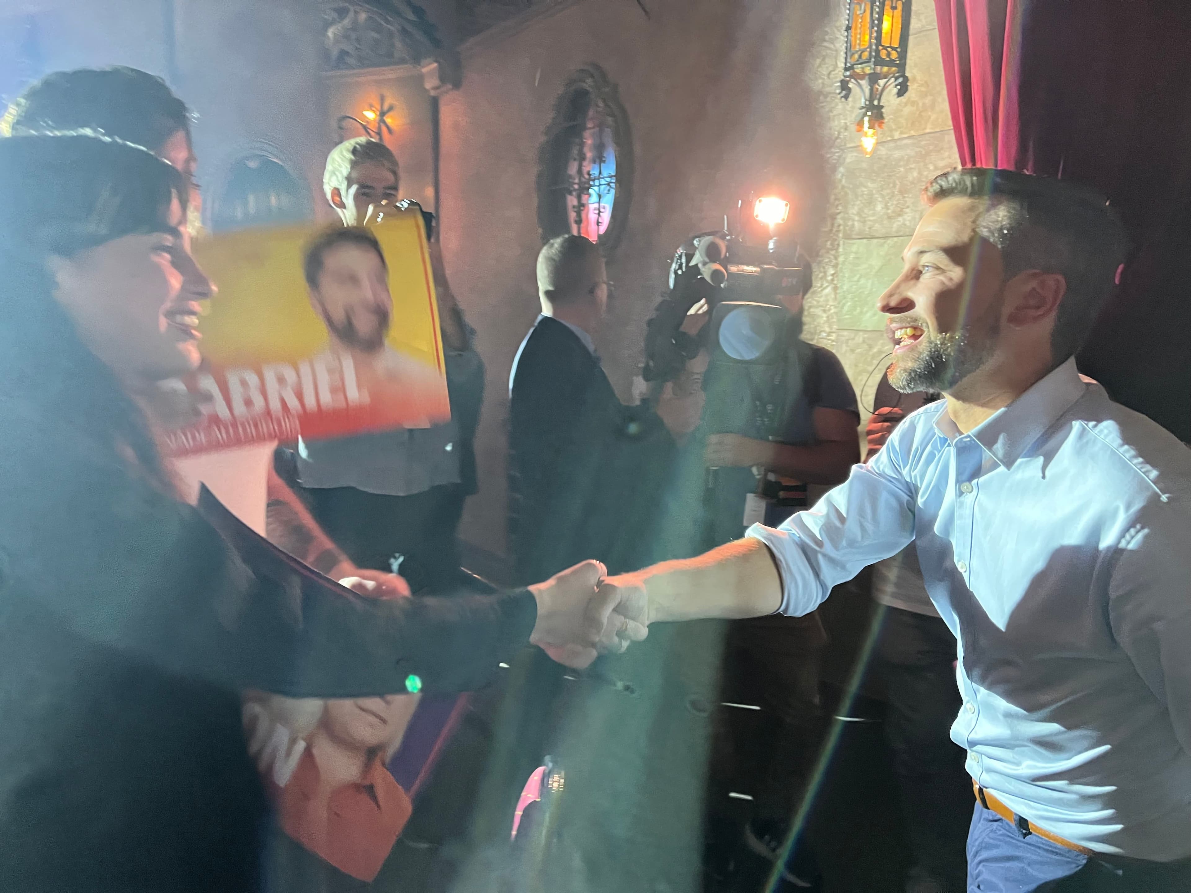 Le co-porte-parole solidaire Gabriel Nadeau-Dubois lors du plus grand rassemblement de militants de son parti à Sherbrooke jusqu'à présent. Le collectif LaF et Fanny Bloom étaient en tête d'affiche de «L’Estrie de show», qui a fait salle comble au Théâtre Granada.