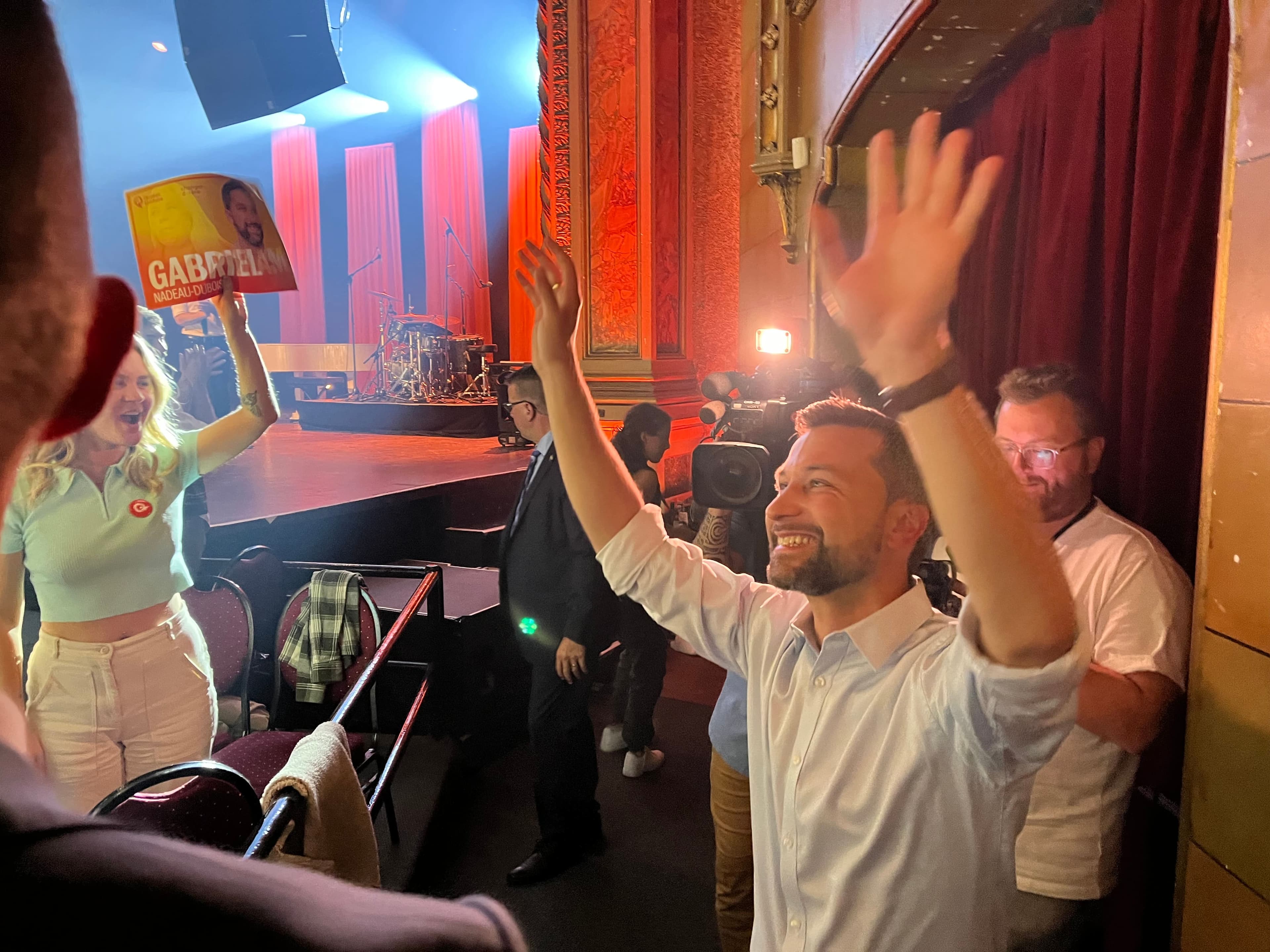 Le co-porte-parole solidaire Gabriel Nadeau-Dubois lors du plus grand rassemblement de militants de son parti à Sherbrooke jusqu'à présent. Le collectif LaF et Fanny Bloom étaient en tête d'affiche de «L’Estrie de show», qui a fait salle comble au Théâtre Granada.