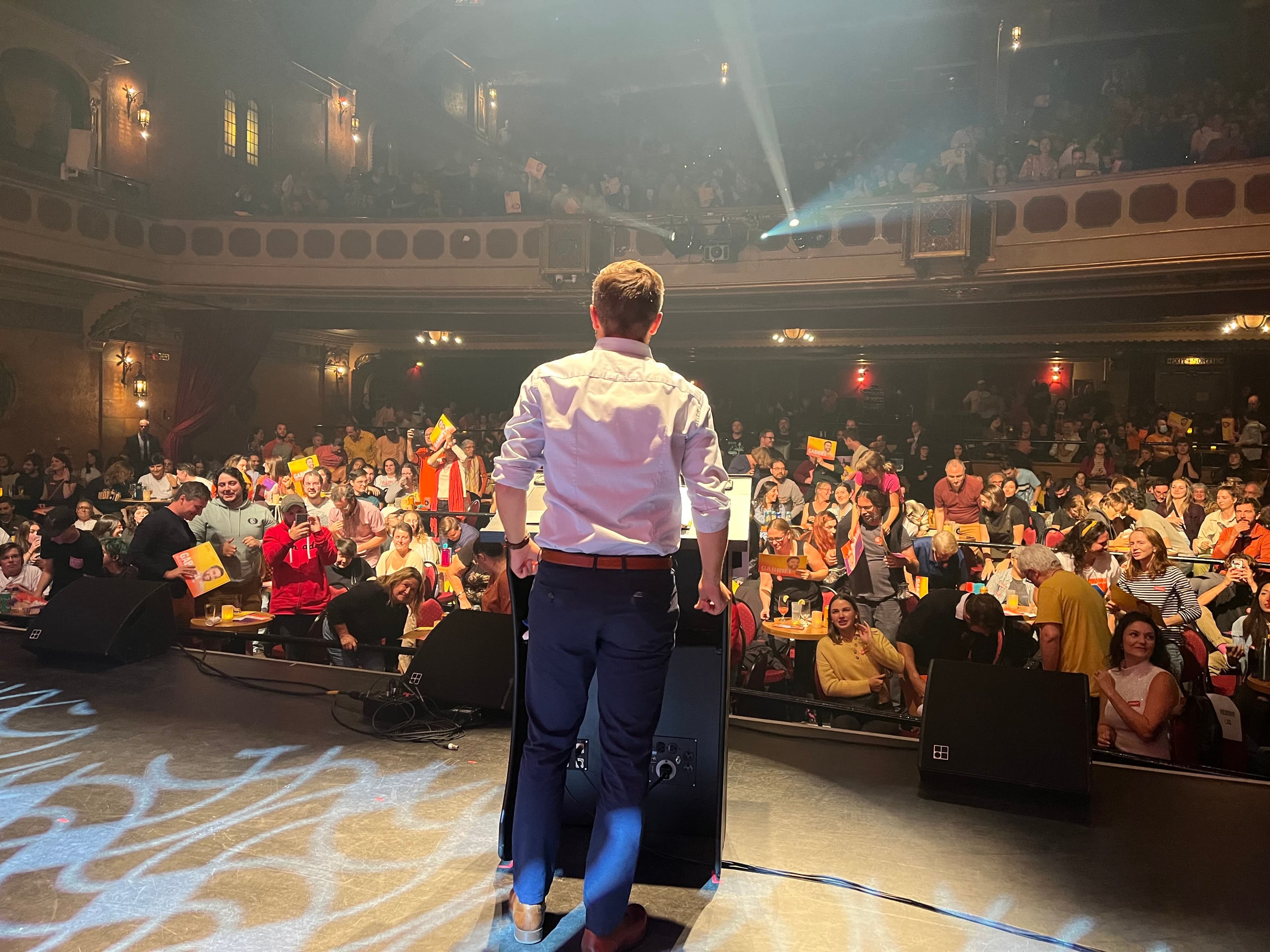 Le co-porte-parole solidaire Gabriel Nadeau-Dubois lors du plus grand rassemblement de militants de son parti à Sherbrooke jusqu'à présent. Le collectif LaF et Fanny Bloom étaient en tête d'affiche de «L’Estrie de show», qui a fait salle comble au Théâtre Granada.