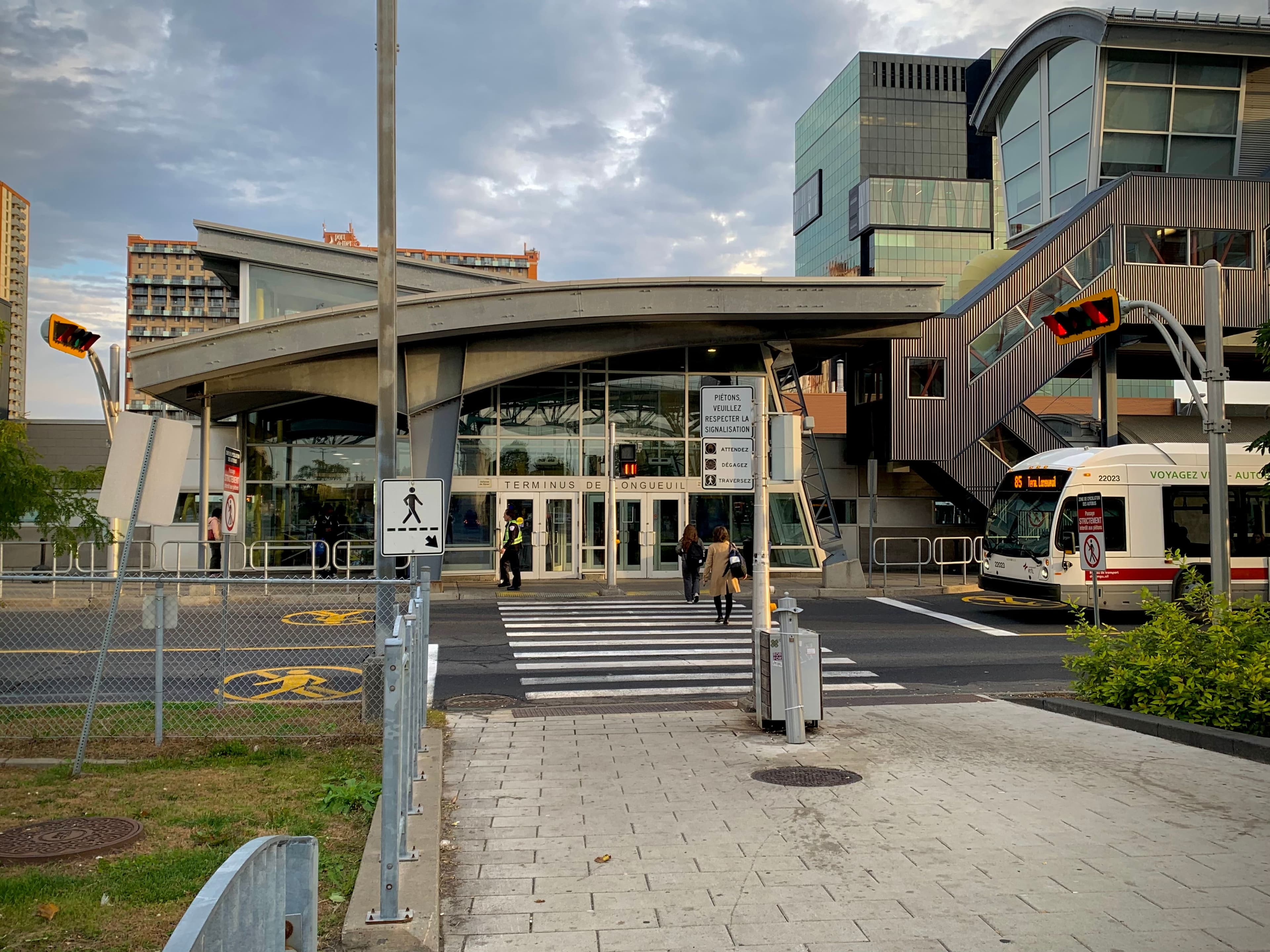 Façade du terminus de Longueuil