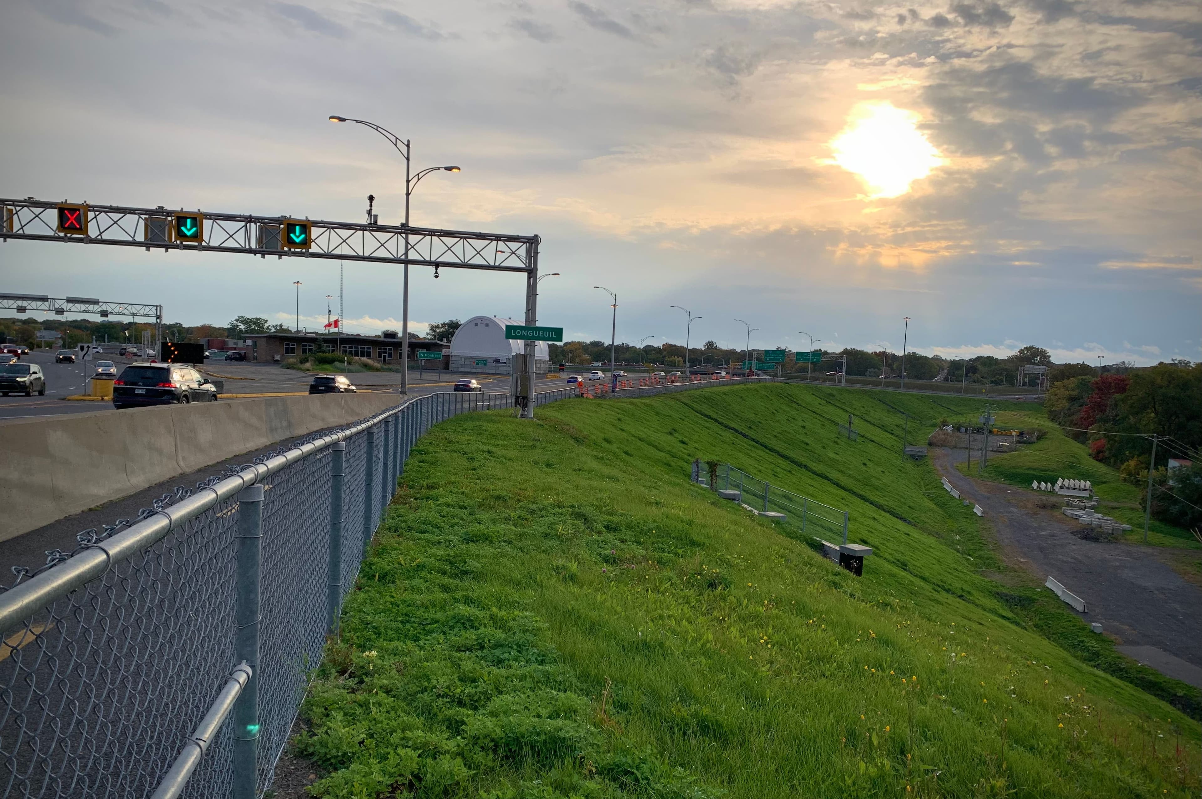 Au bout de l'image se trouve le début (ou la fin!) de la piste cyclable du pont, identifié en bleu sur le plan.