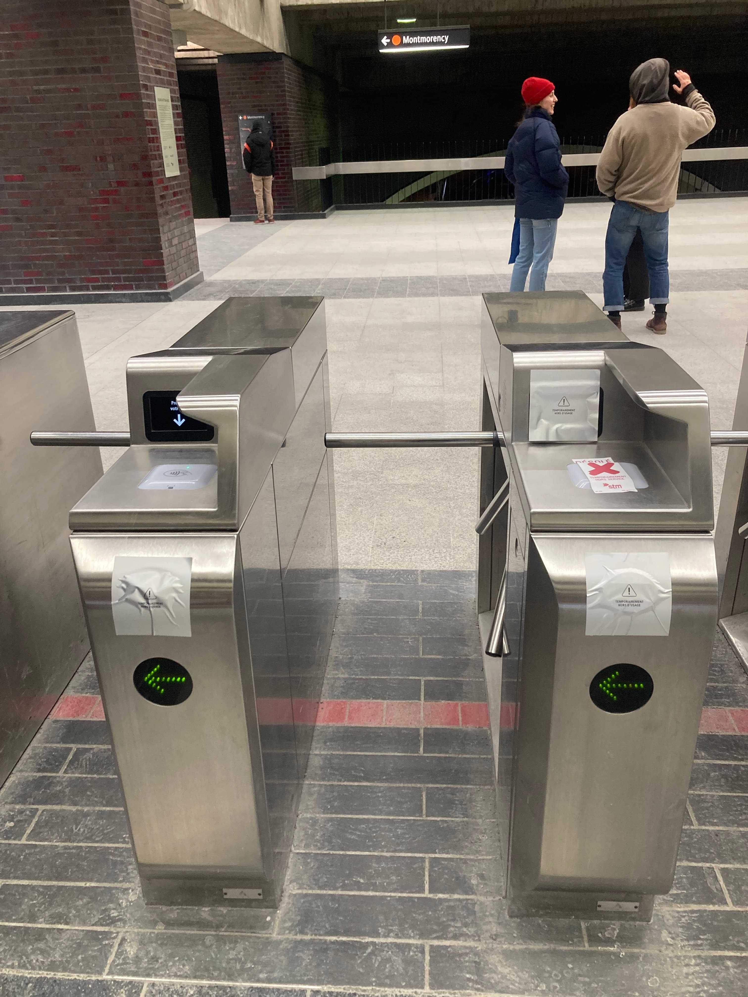 Deux valideurs en panne à la station de métro Square-Victoria-OACI.