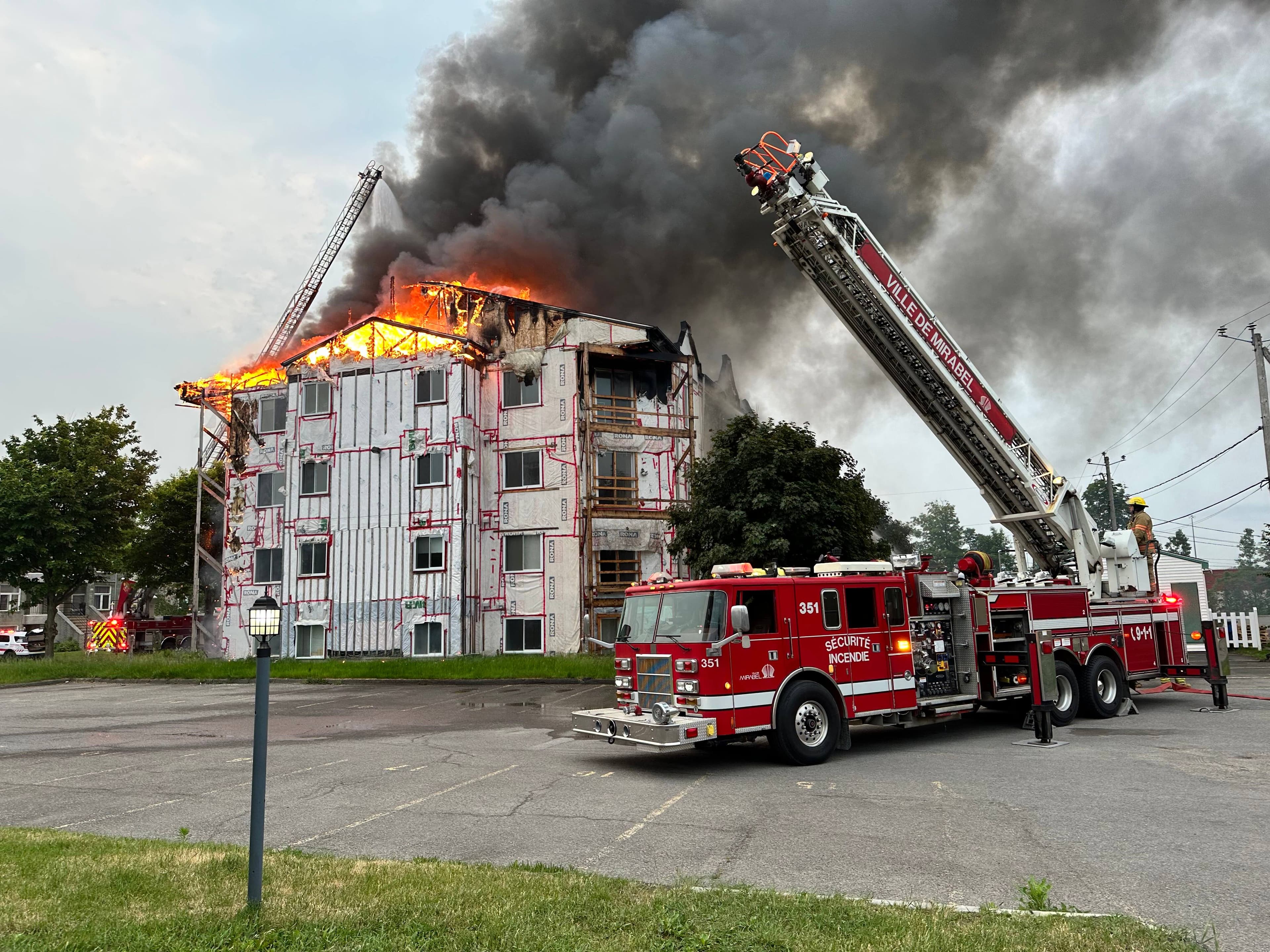Un incendie s'est déclaré à 5h, vendredi, au 620, rue Castonguay, à Saint-Jérôme.