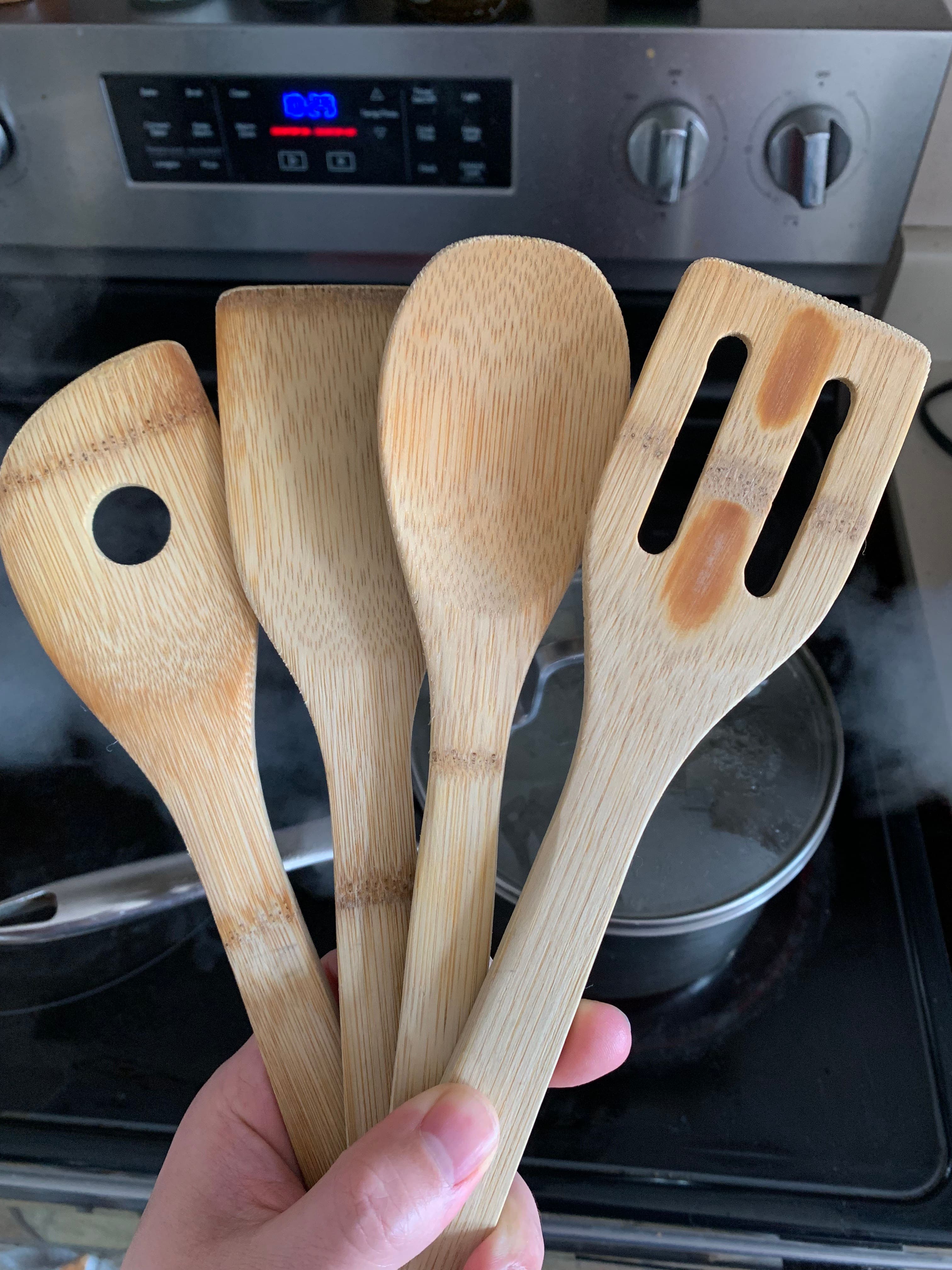 Voici des cuillères et spatules en bois qui, de toute évidence, semblent propres. Hélas!
