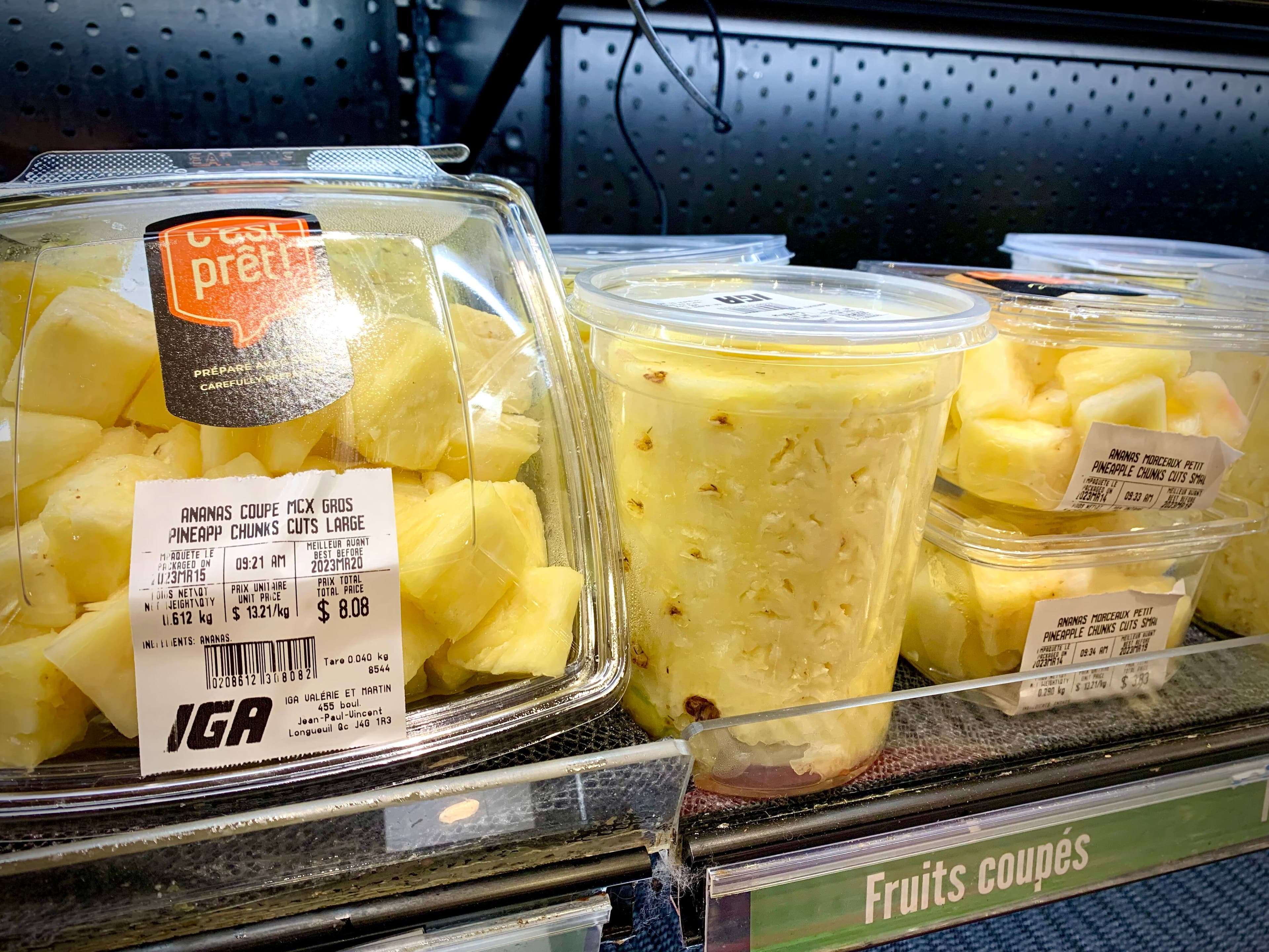Trois exemples de coupes d'ananas disponibles chez IGA.