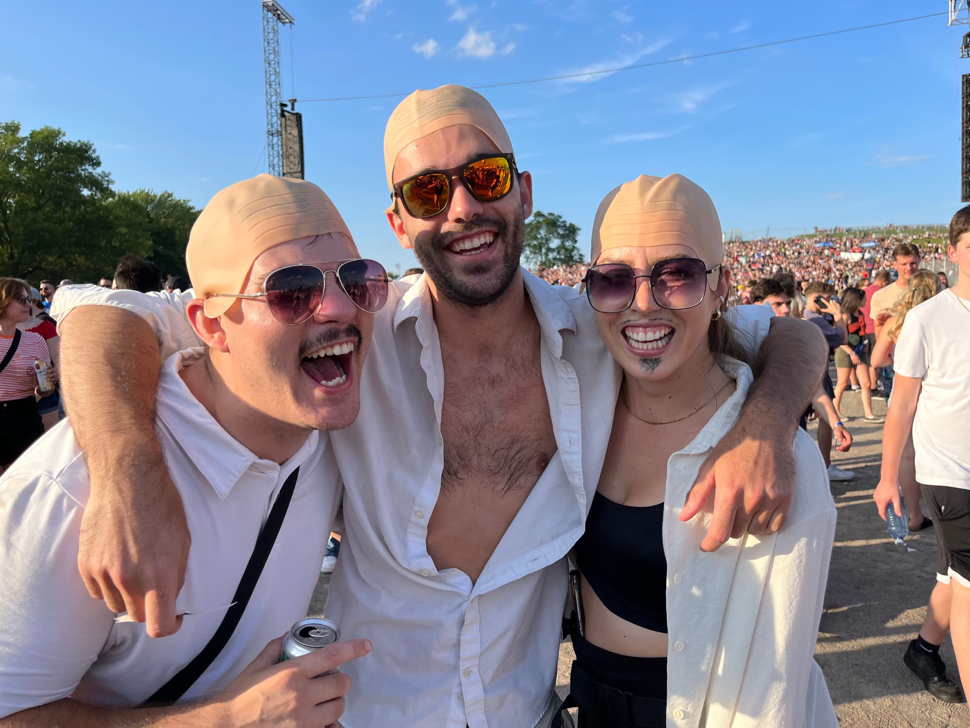Jean-Nicholas Roy, Christopher Hébert et Fannie Morissette déguisés en Pitbull pour le FEQ