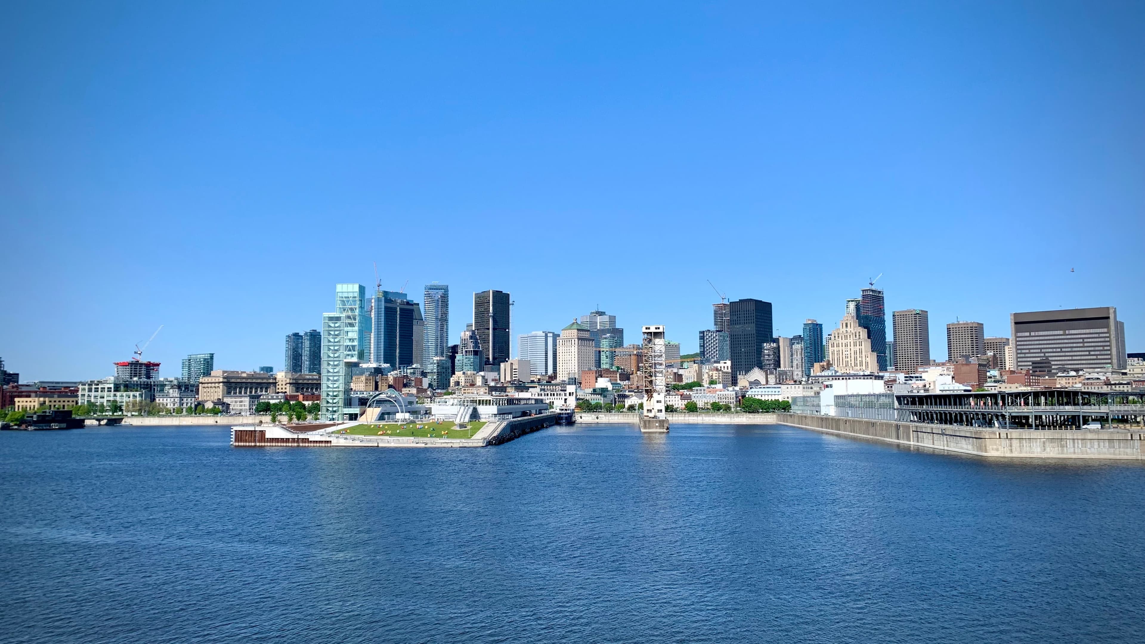 Vue sur le Vieux-Port de Montréal et les bureaux de 24 heures à partir du pont de la Concorde.