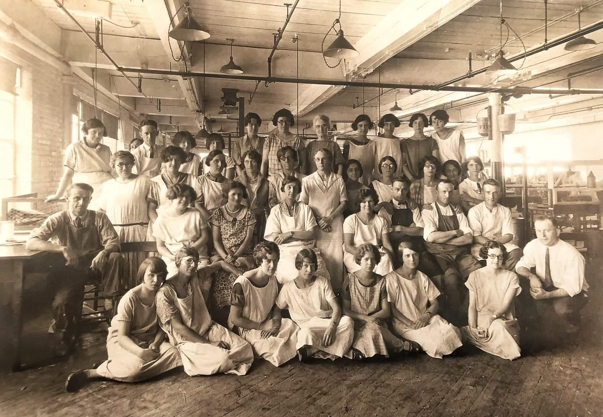 Manufacture de souliers de Leviston, Maine, vers 1918. La grand-mère de Brian Lecomte, Imelda Montreuil, et sa soeur Marie-Anne sont dans le groupe.