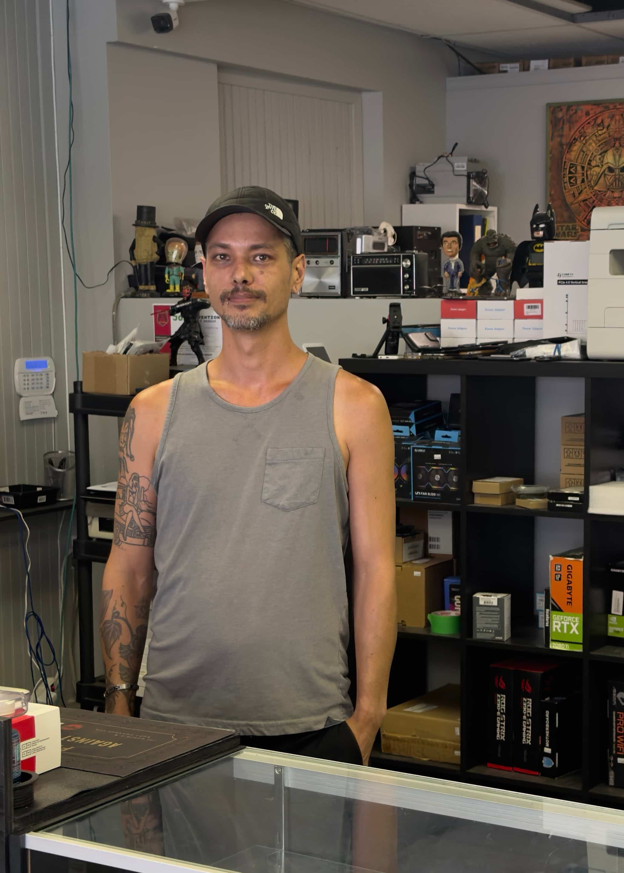 Nicolas Gervais répare tout ce qui lui tombe sous la main depuis qu'il a 5 ans. Il en a fait un métier et a ouvert sa propre entreprise, il y a deux ans.