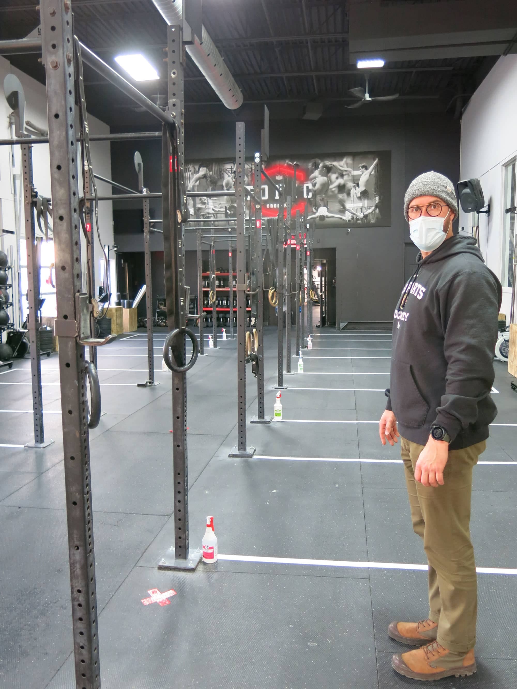 Au Gym Le Chalet, les adeptes de Crossfit pourront s’entraîner sans devoir sortir du rectangle délimité au sol. Le désinfectant et l’équipement sont à portée de main, comme l’explique le propriétaire Gabriel Hardy.