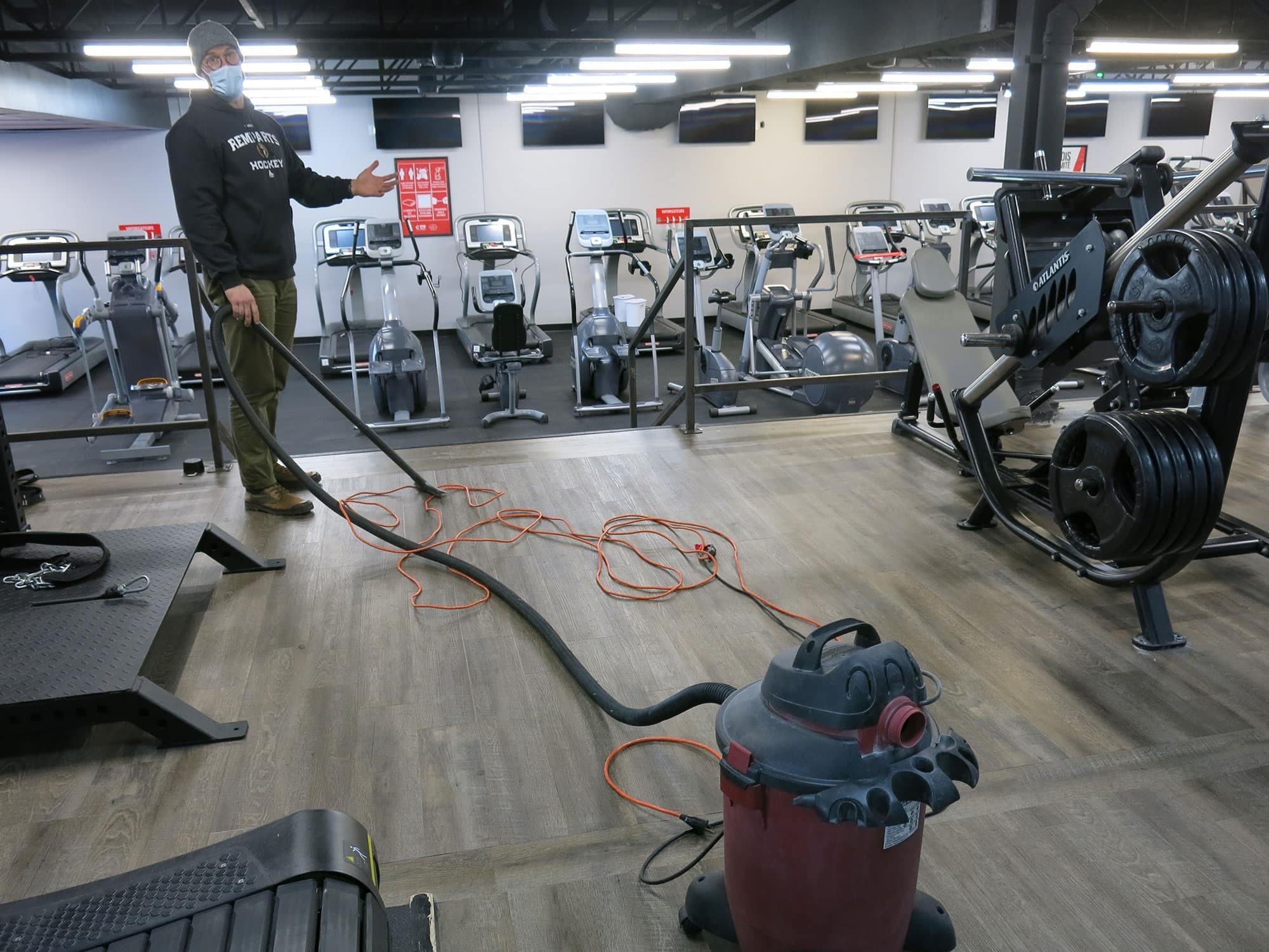À la veille de la réouverture des gyms, des employés du Gym Le Chalet complétaient le nettoyage des lieux. Sur la photo, le propriétaire Gabriel Hardy explique les derniers préparatifs mis en place.