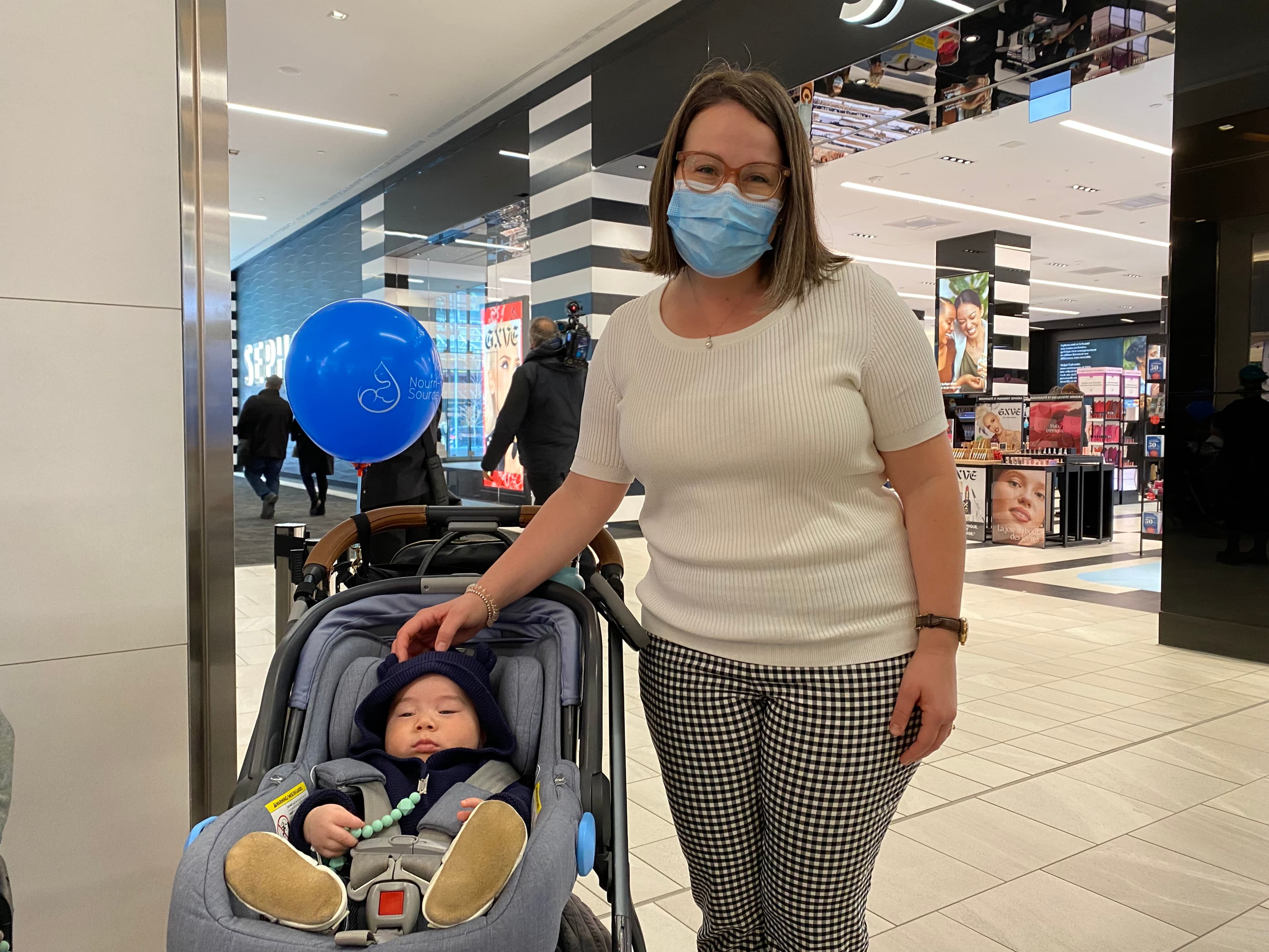 Isabelle Côté et son bébé au Centre Eaton