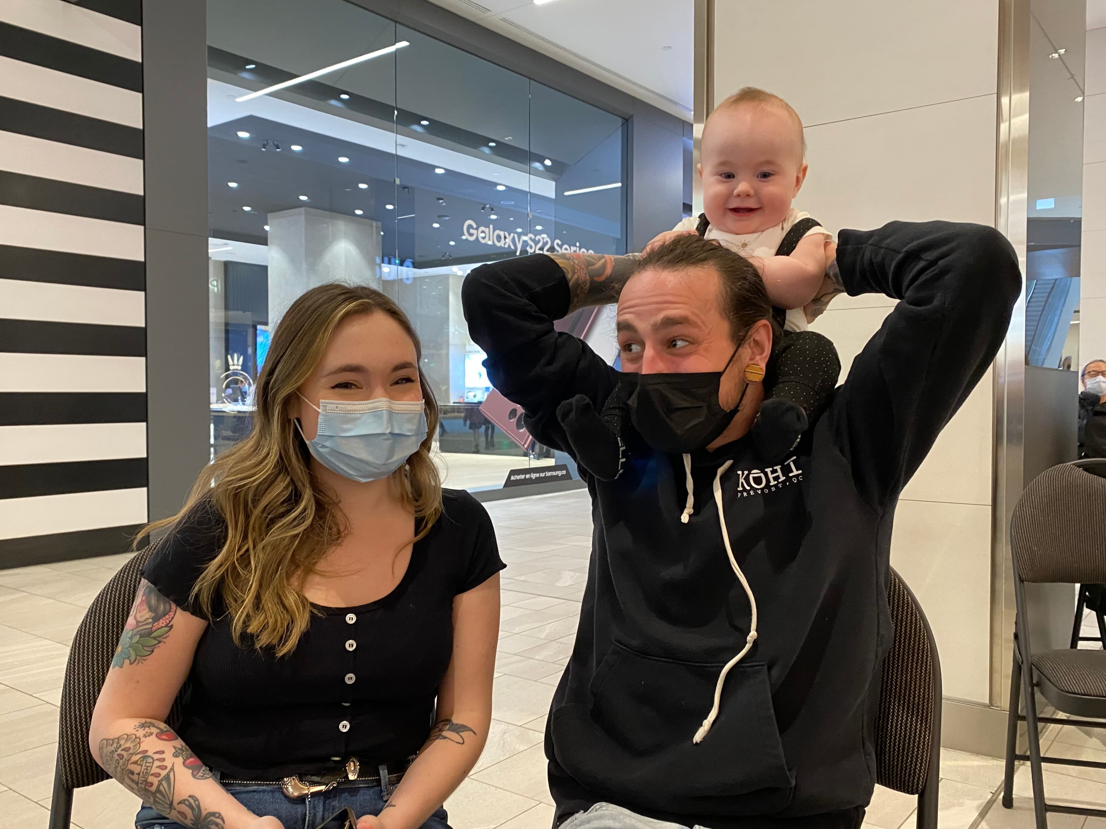 Gabrielle Charest, Chris Adolph et leur enfant au Centre Eaton