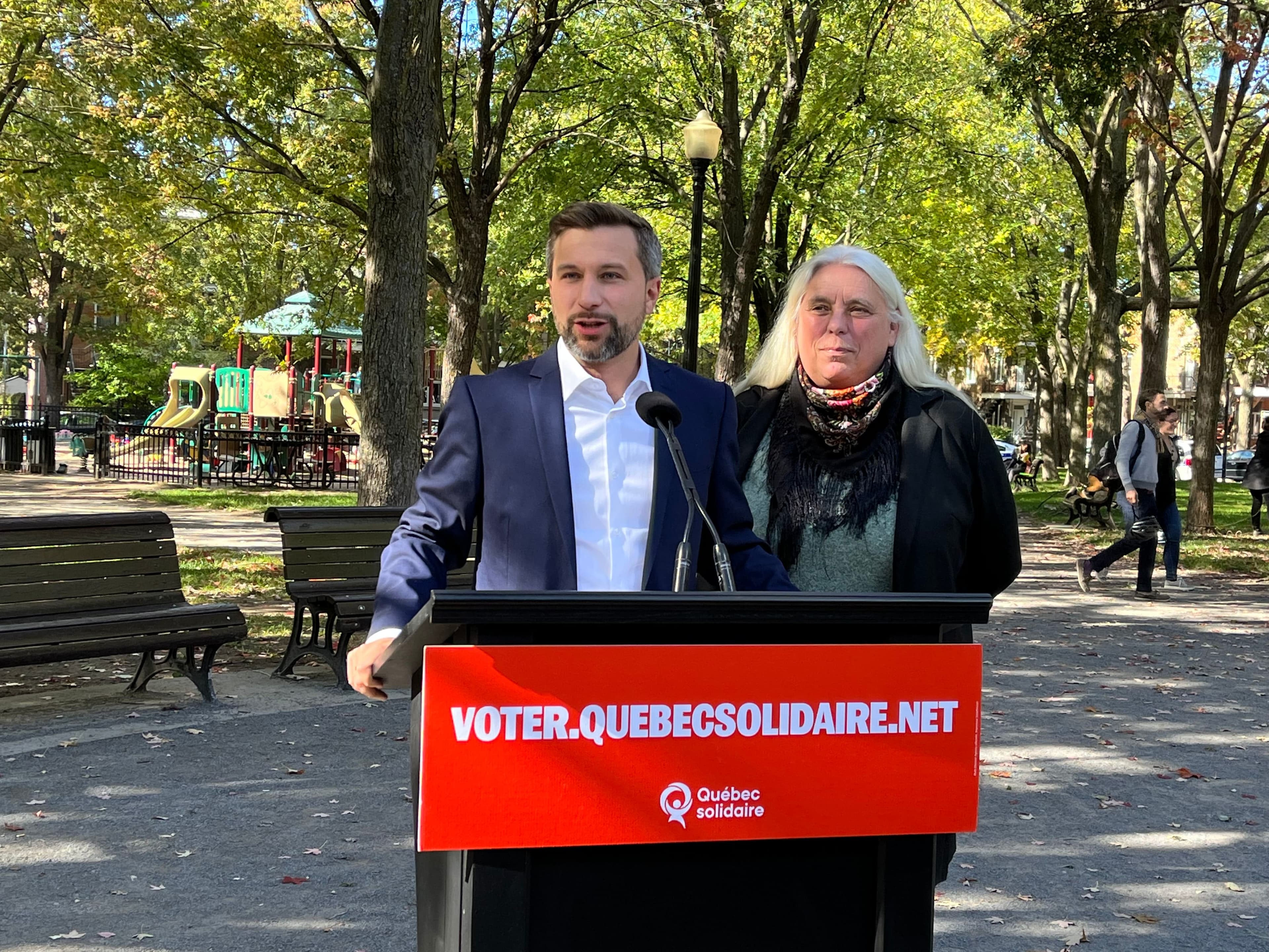 Les co-porte-paroles de Québec solidaire, Gabriel Nadeau-Dubois et Manon Massé, ont dressé le bilan de leur campagne électorale au parc Molson, dans Gouin. Ils n'étaient pas accompagnés de leur équipe de candidats, ces derniers ayant plutôt été envoyés à la rencontre des électeurs encore indécis.
