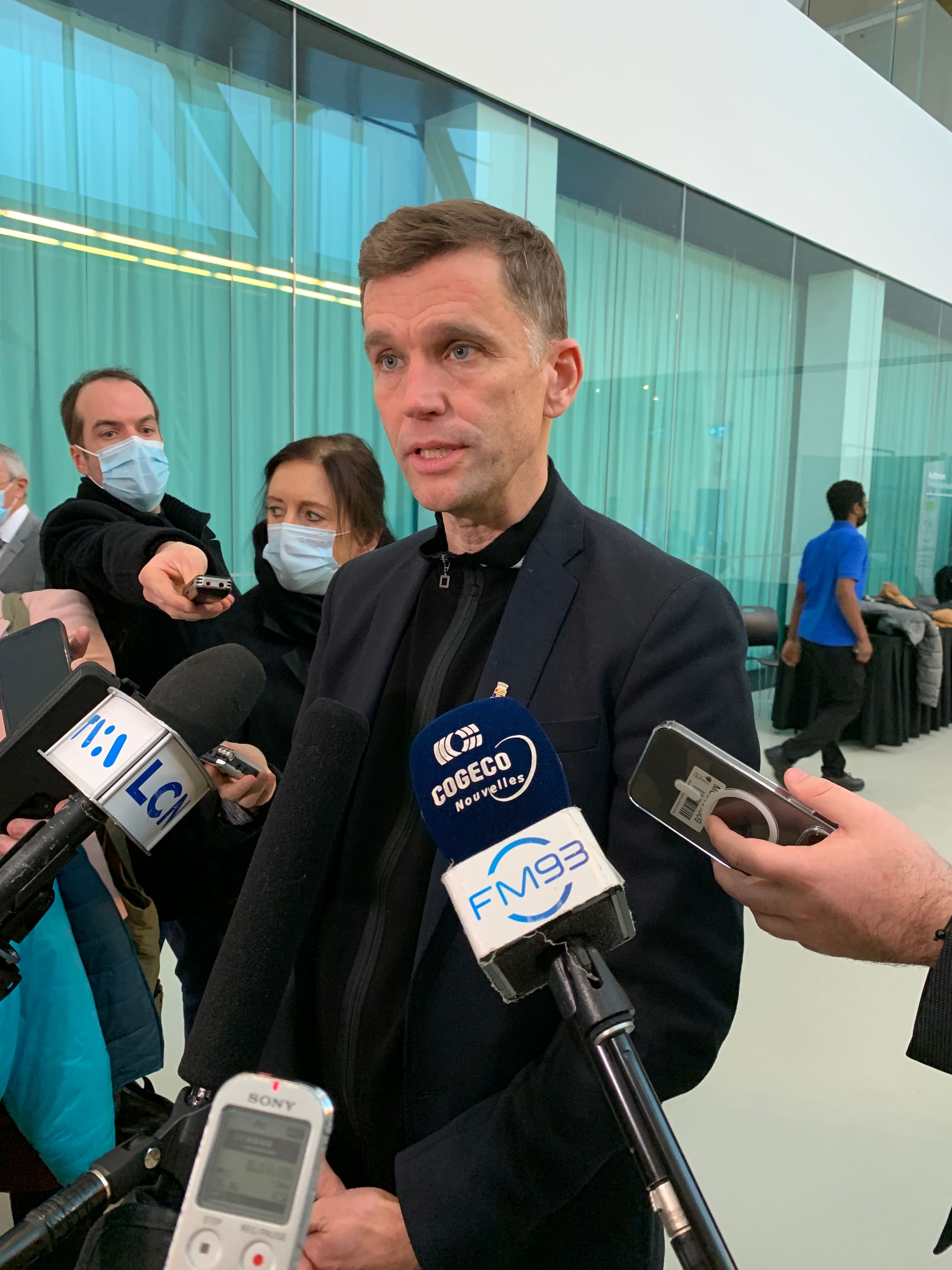 Le maire de Québec, Bruno Marchand, a rencontré les journalistes en marge d’une annonce au Musée des beaux-arts du Québec et a commenté les derniers développements de la crise au Service de police de la Ville de Québec.