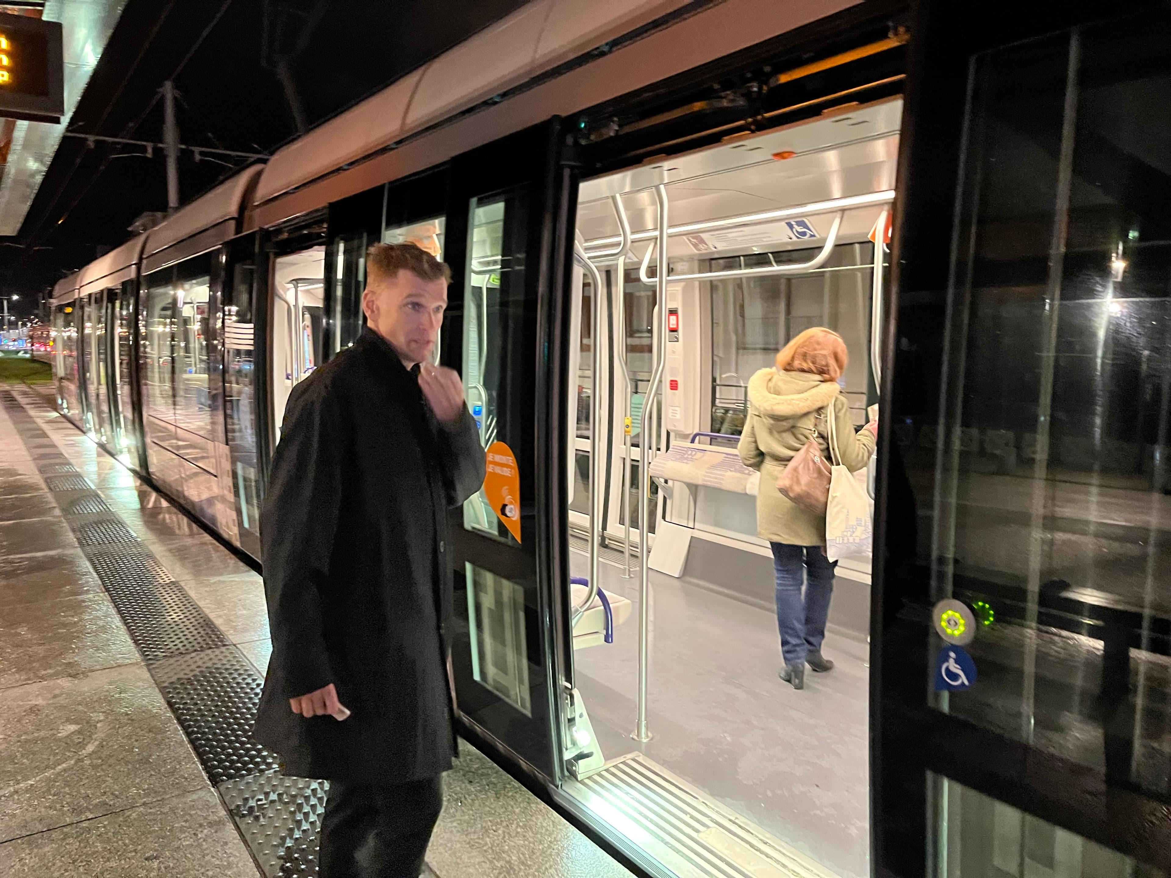 Le maire Bruno Marchand est arrivé hier soir à la ville française du Havre, où il s’est empressé d’emprunter le tramway.