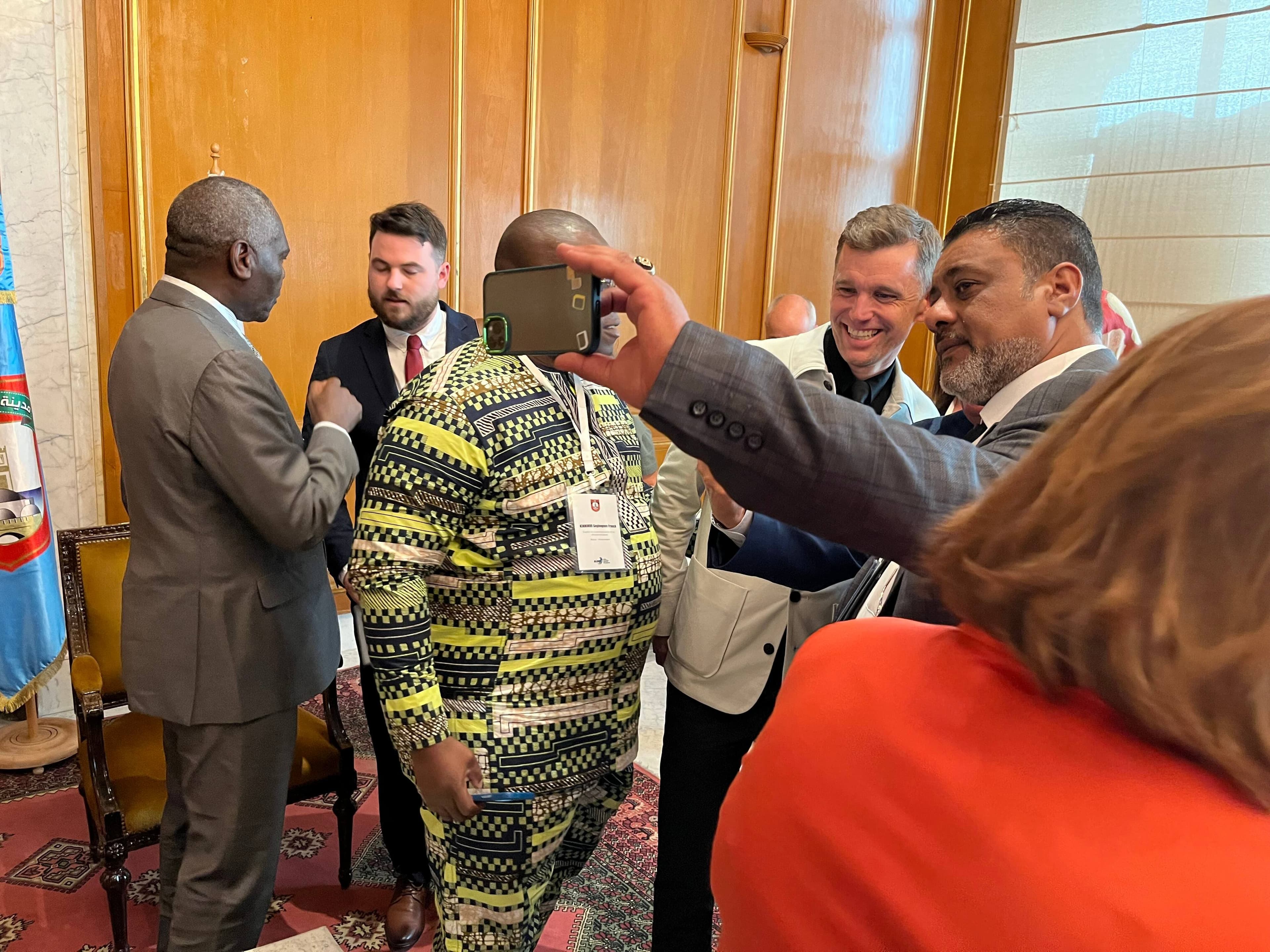 À l'hôtel de Ville de Tunis, plusieurs voulaient prendre des selfies avec le maire de Québec.