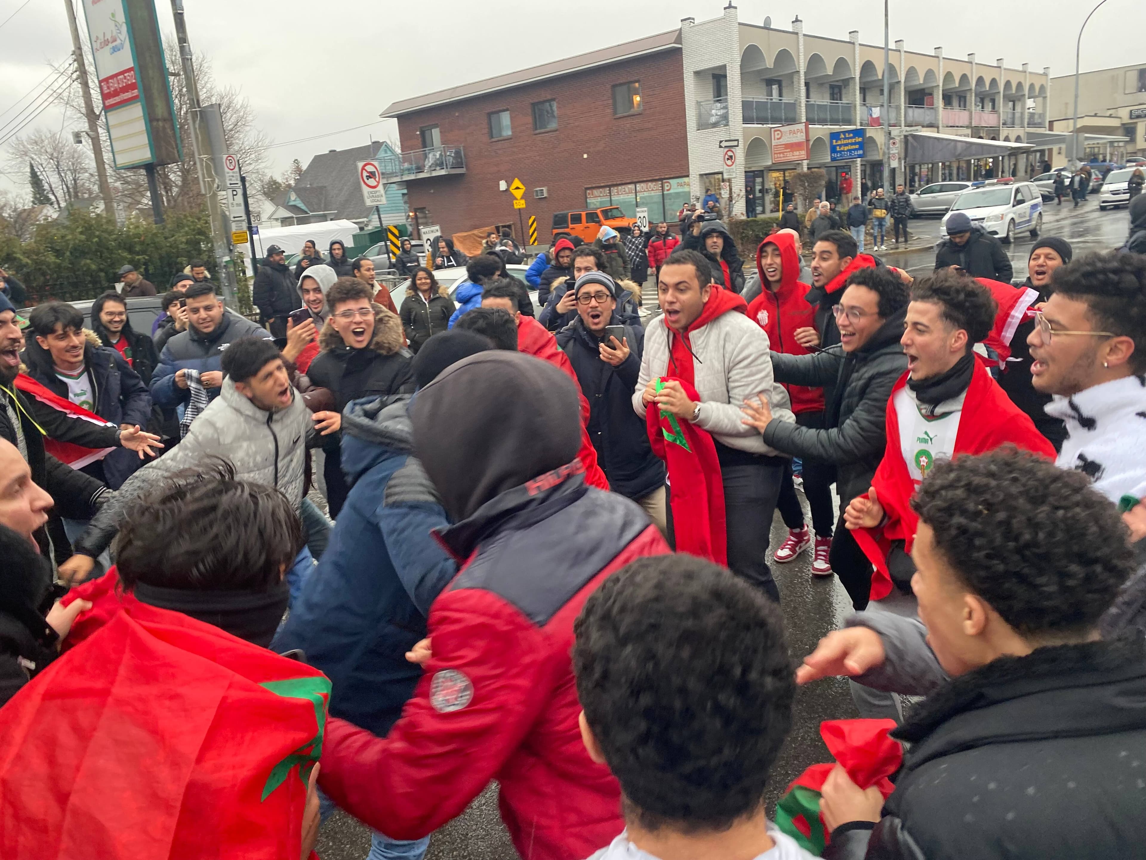 Des danses et des chants. C’était la fête en pleine rue, le mardi 6 décembre 2022, dans le quartier du Petit Maghreb, à Montréal.