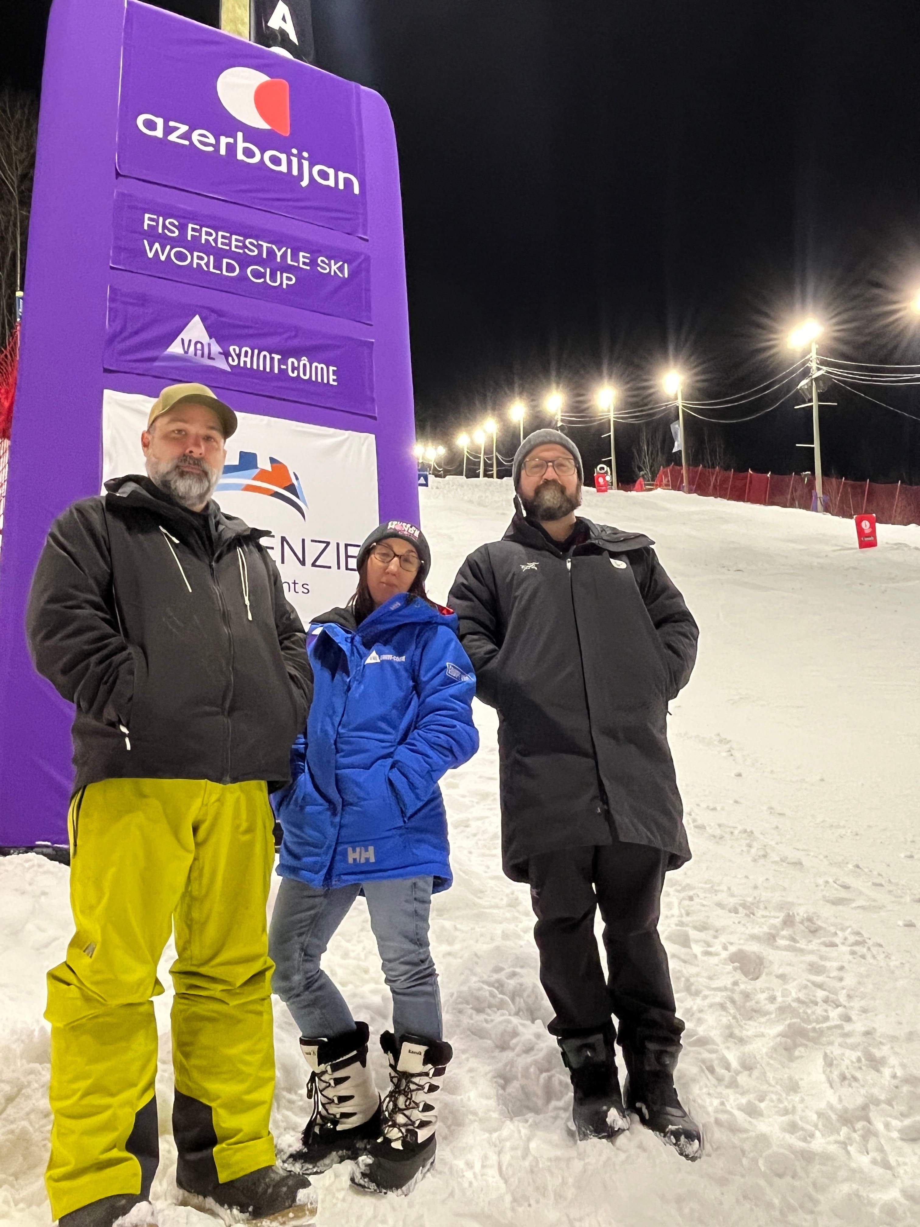 Les copropriétaires de la station de ski Val Saint-Côme, François Gagnon et Sonia Cloutier, ainsi que le directeur des évènements de Freestyle Canada, Charles-Antoine Morache, accueillent mal le commanditaire principal de
la Coupe du monde, Experiece Azerbaïdjan.