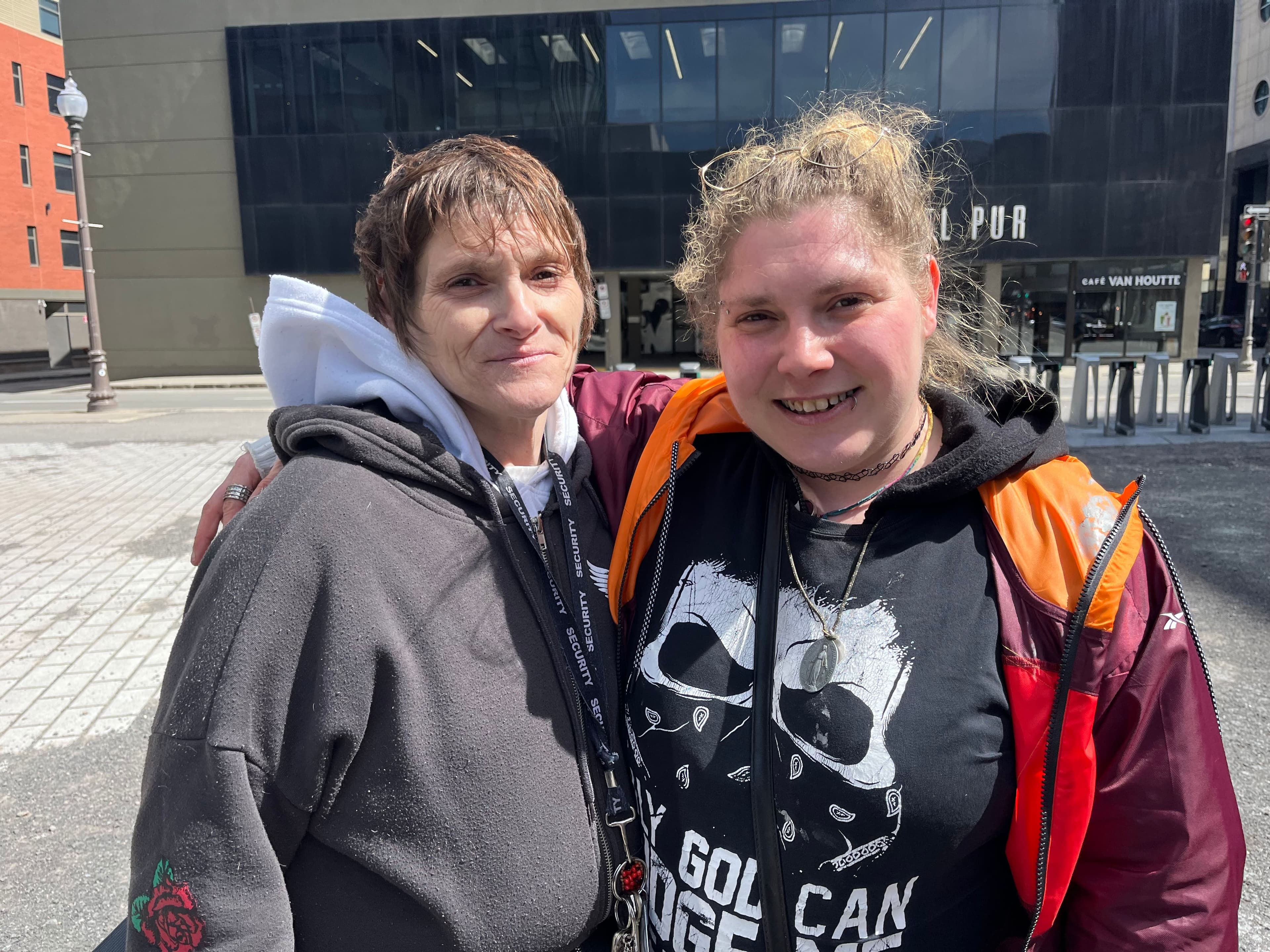 Sonia et Cassandra au rassemblement pour sauver le Répit Basse-Ville.