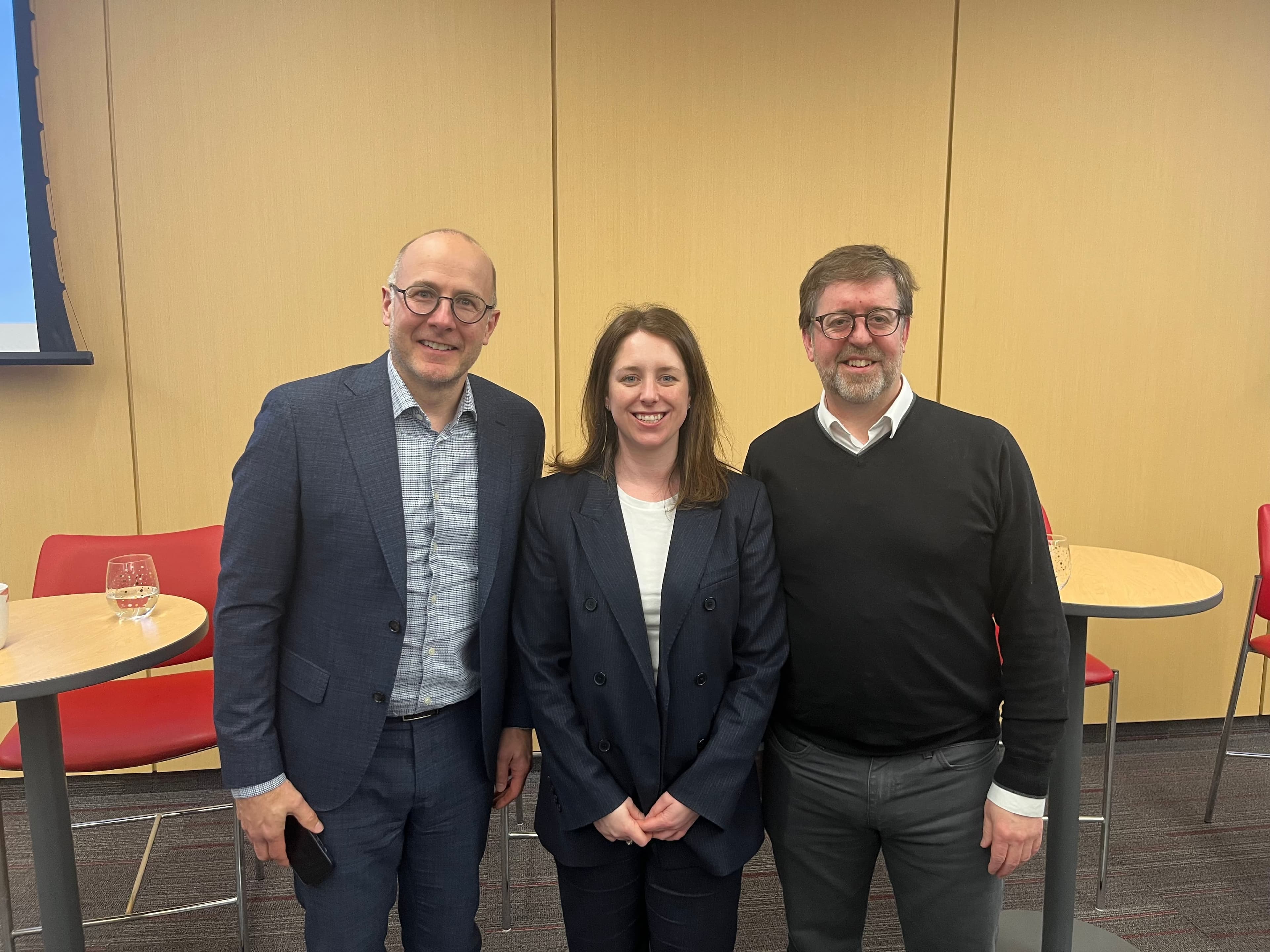 De gauche à droite, on reconnaît Martin Koskinen, directeur du cabinet du premier ministre François Legault, Julie White, ancienne directrice de cabinet libérale, et Clément Laberge, directeur de cabinet du maire de Québec.